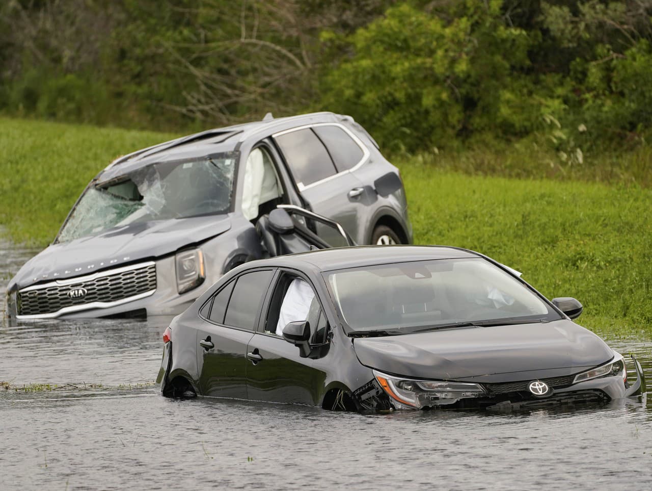Potopené autá na zaplavenej diaľnici v meste North Port na Floride.