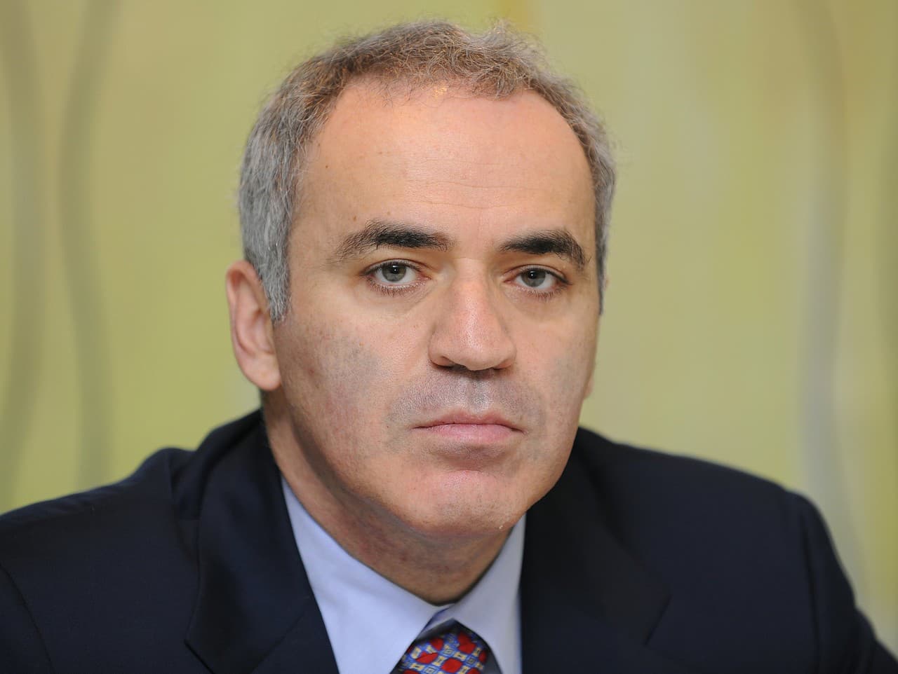 Garry Kasparov je najmladší majster sveta v šachu (22). Bol aj politik a kriticky vystupuje proti režimu Vladimira Putina. 