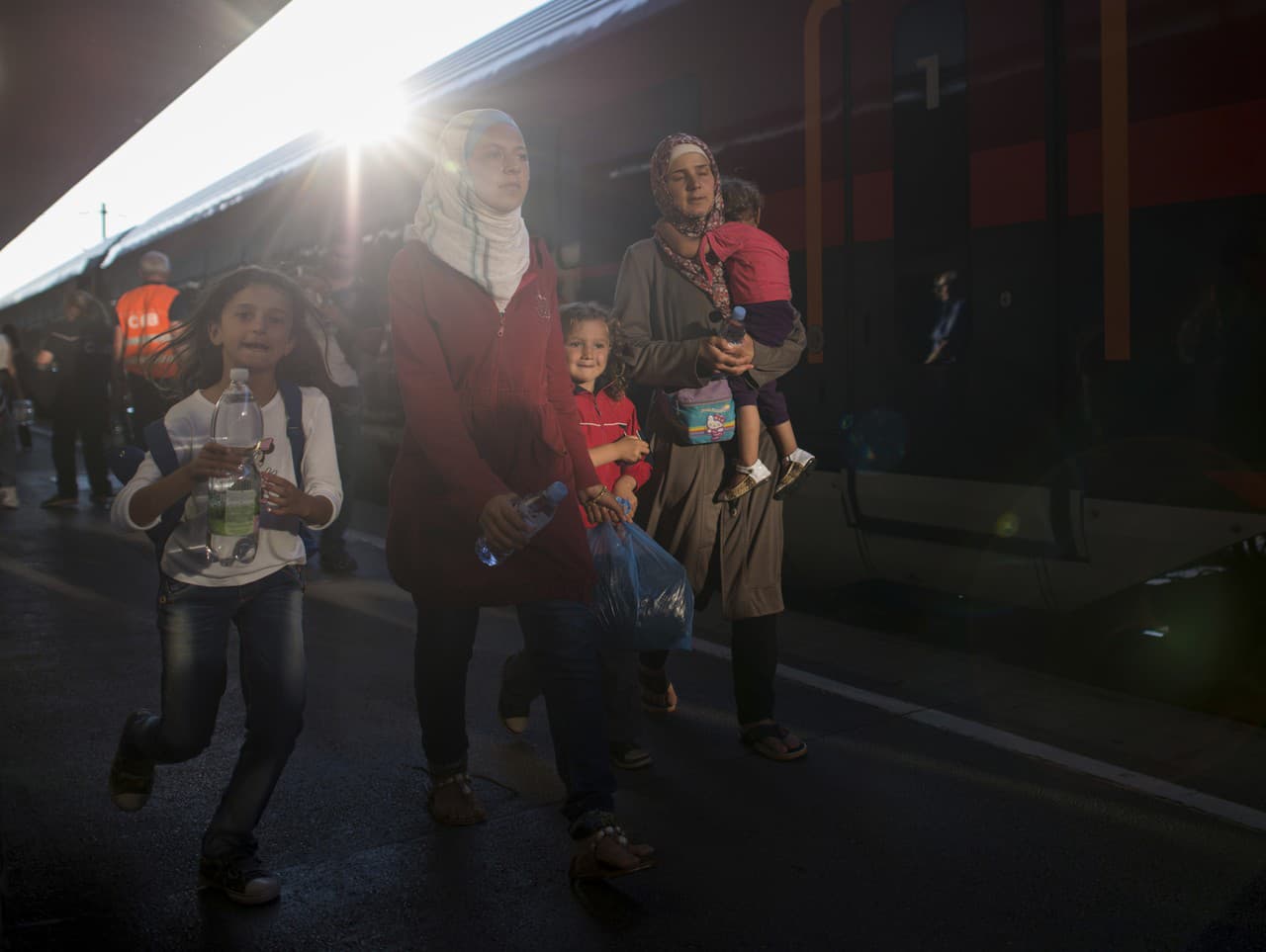 Utečenci prichádzali vo vlakoch z Rakúska a Maďarska