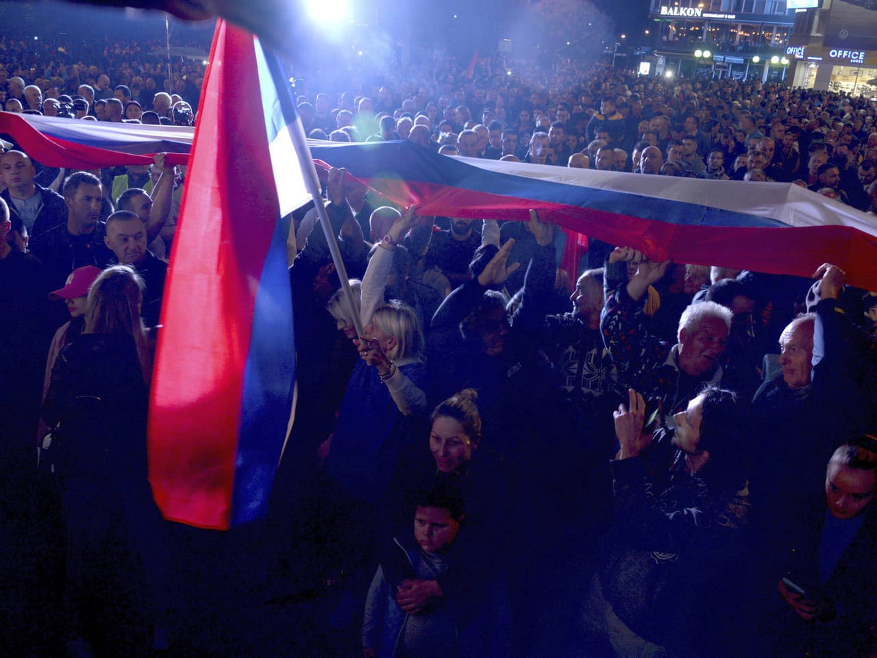 Protestujúci ľudia proti víťazstvu Milorada Dodika