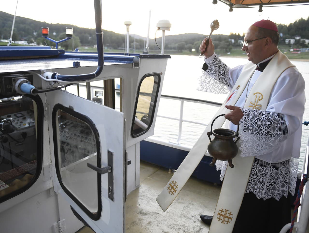 Arcibiskup Bernard Bober krstí loď Bohemia