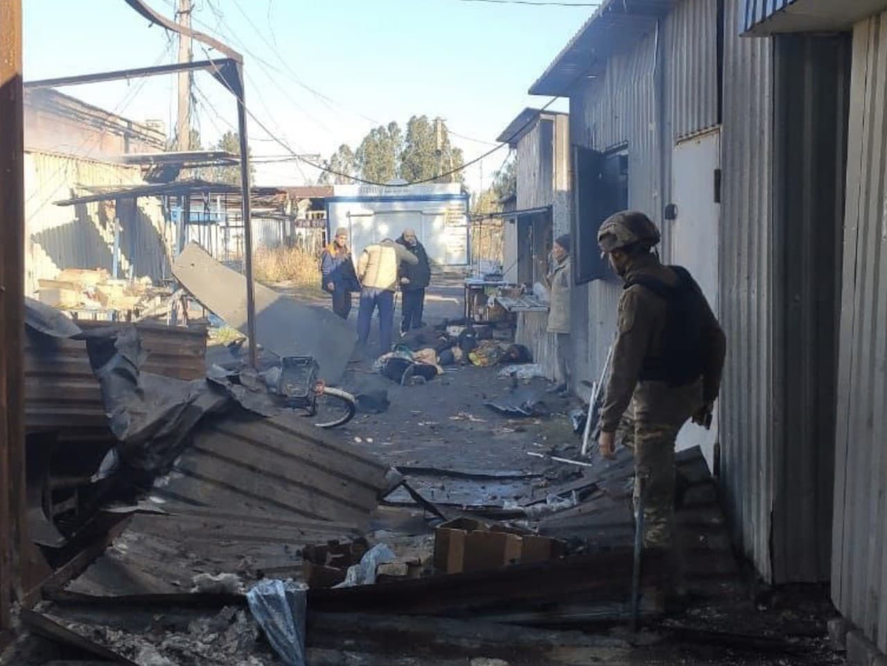 Najmenej sedem osôb zahynulo a ďalších osem bolo zranených pri stredajšom ruskom delostreleckom zásahu na trhovisko 