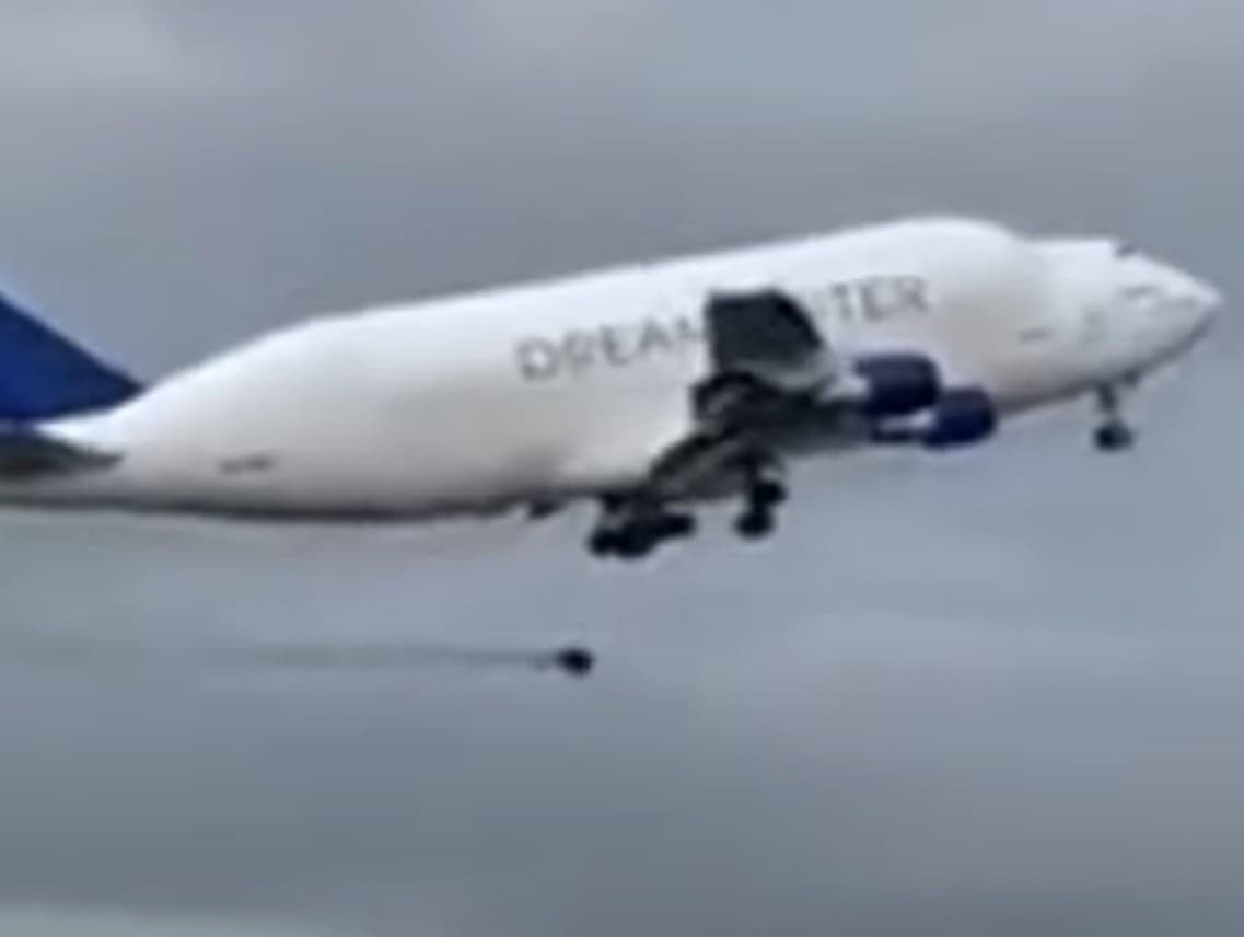 Lietadlo Boeing 747 (Dreamlifter) opúšťa letisko Taranto-Grottaglie. Pár metrov nad zemou mu odpadáva koleso. 