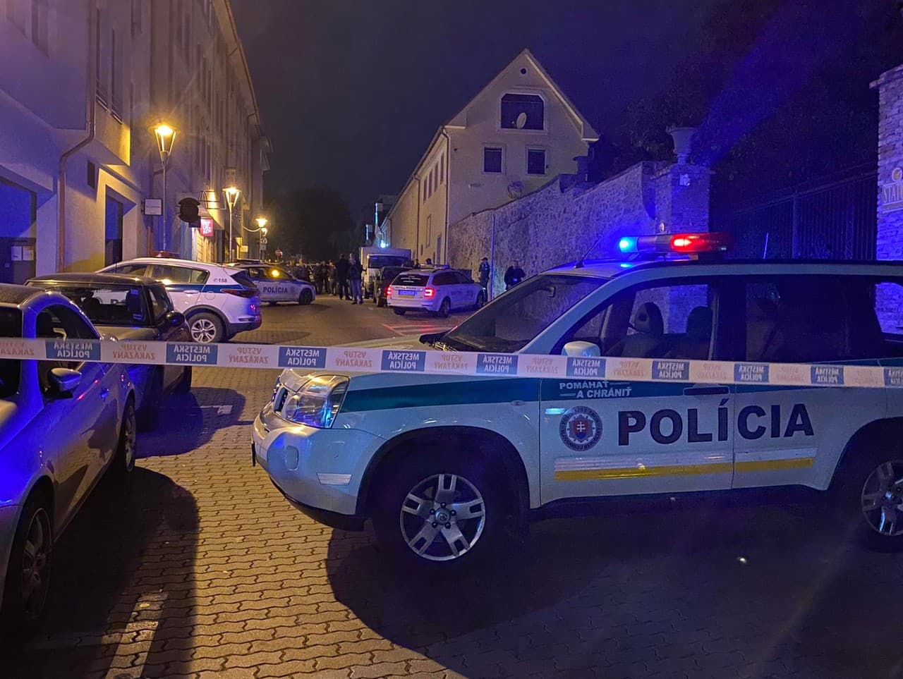 V centre Bratislavy na Zámockej ulici sa v stredu večer strieľalo.
