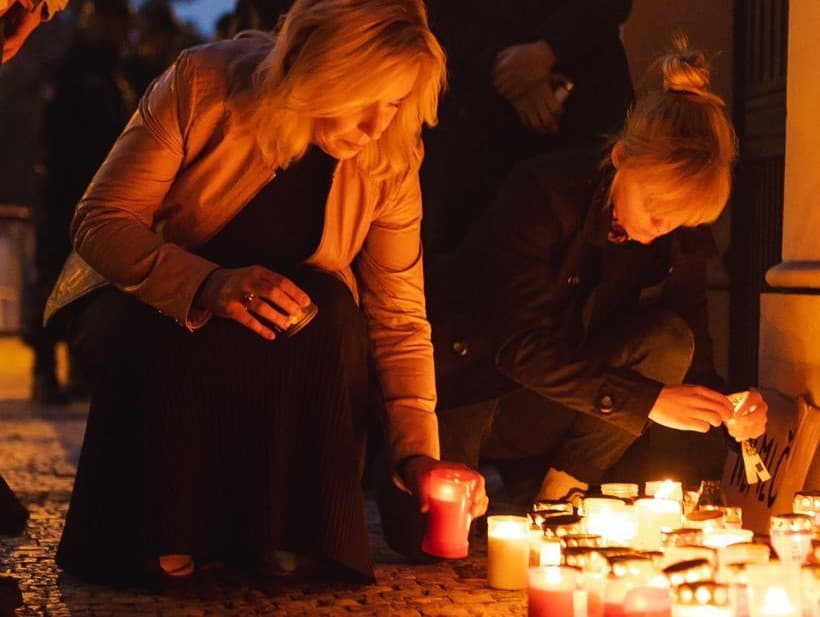 Vo štvrtok večer pri ambasáde zapálila sviečku aj česká kandidátka na prezidenta Danuša Nerudová.