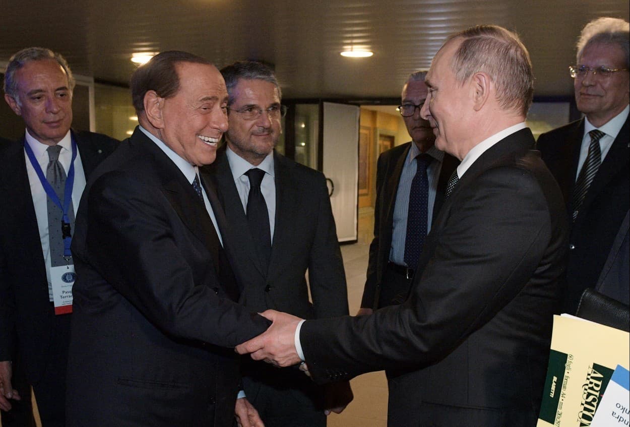 Silvio Berlusconi a Vladimir Putin majú k sebe blízko.