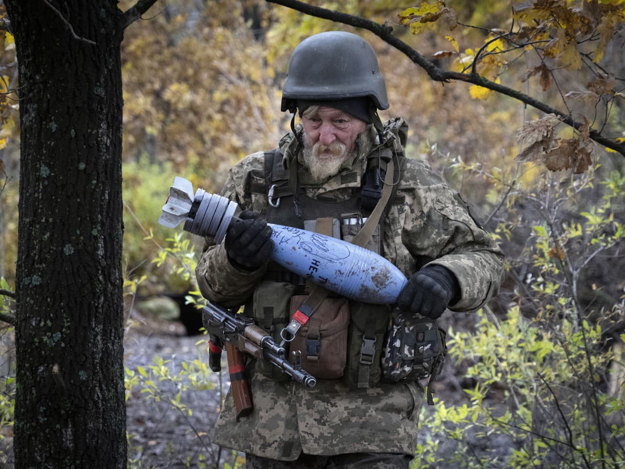 Muž drží strelu v Doneckom regióne
