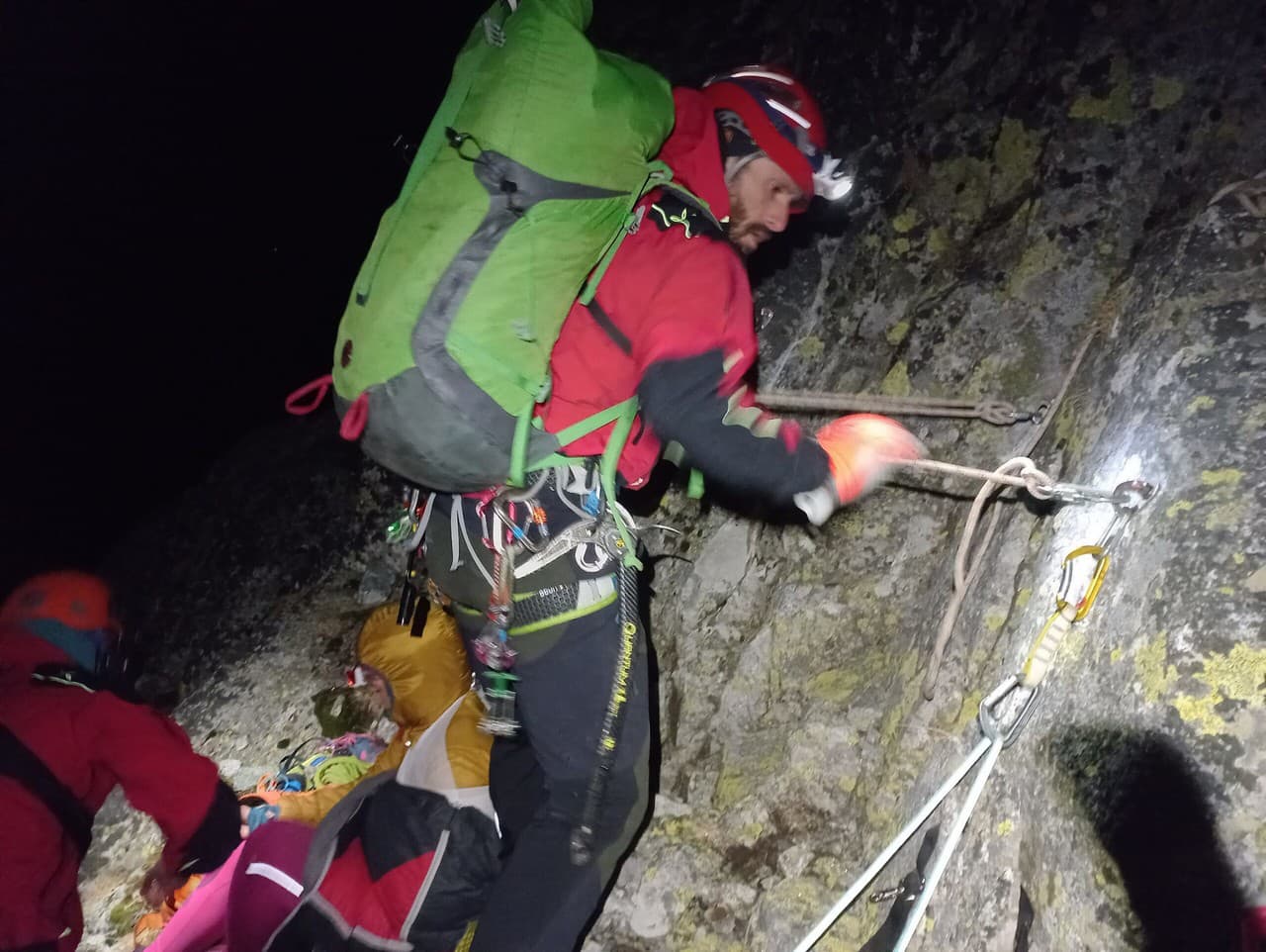 Záchranári pomáhali horolezkyni, ktorá sa pošmykla.