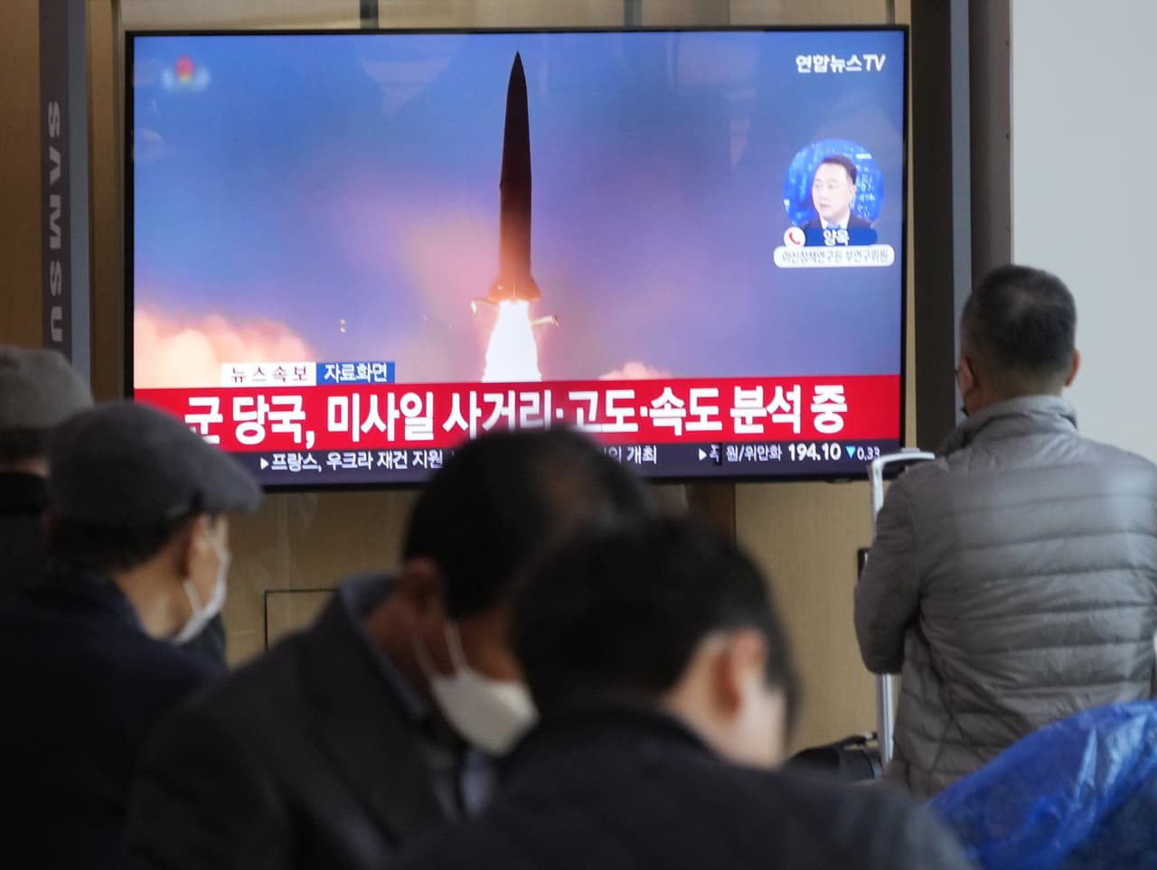 Ľudia sledujúci odpálenie rakety na stanici v Soule