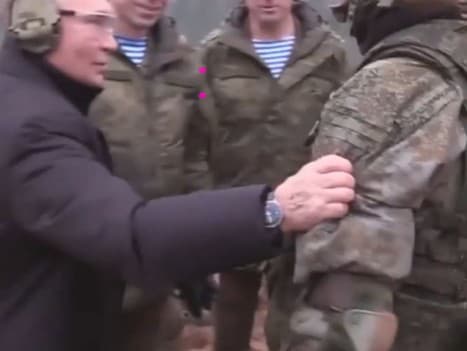 Ruský prezident Vladimir Putin navštívili tábor, kde sa vycvičujú zmobilizované jednotky. 