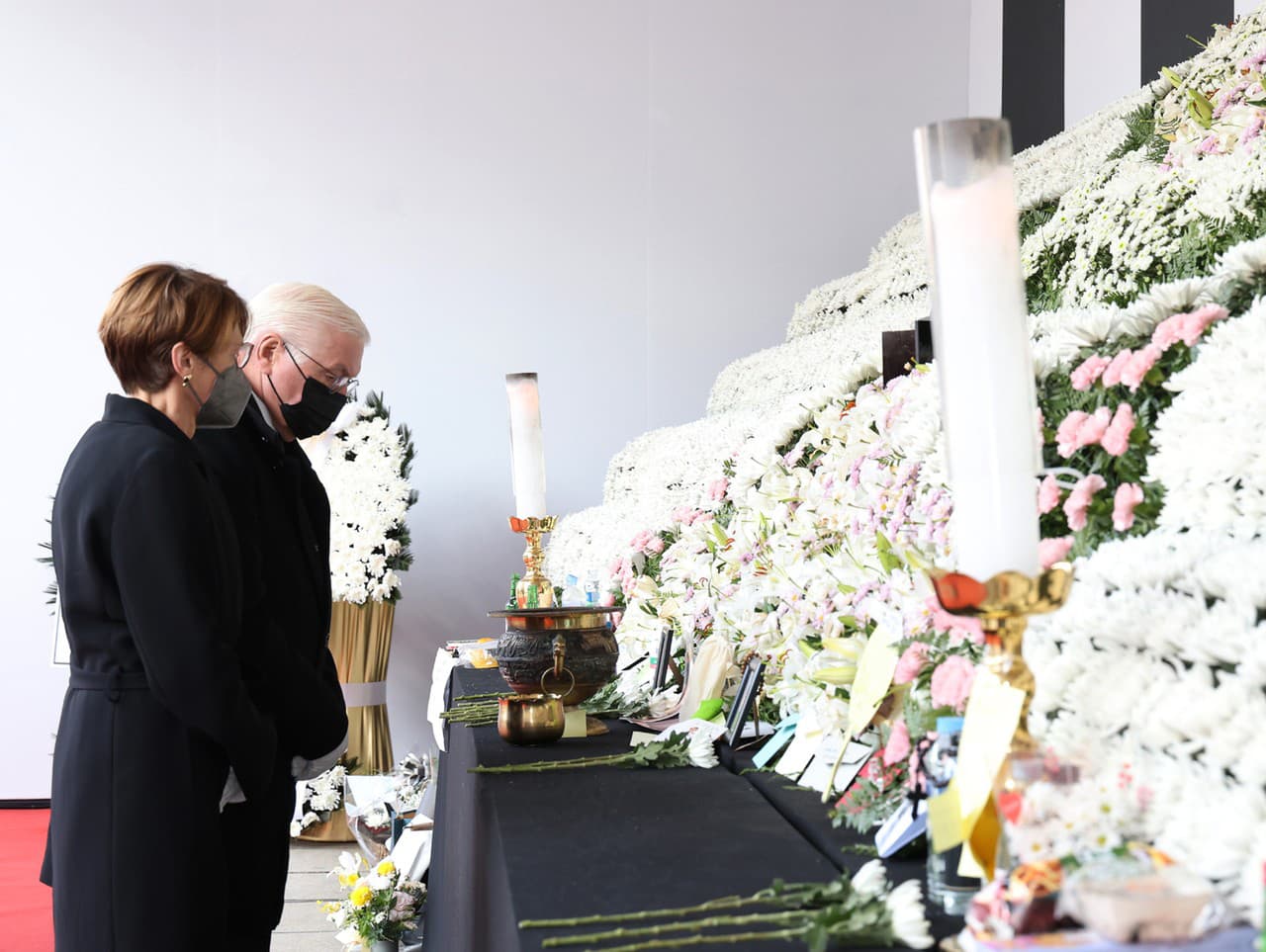 Prezident Frank-Walter Steinmeier s manželkou vzdali hold obetiam.