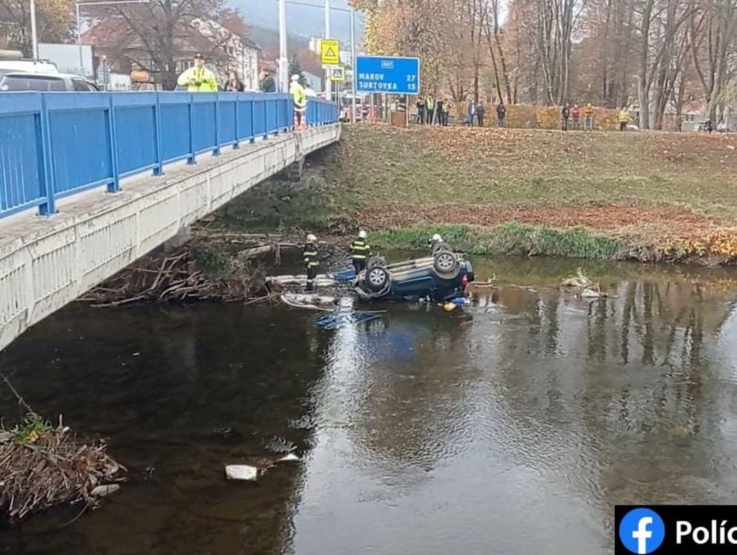 Auto spadlo z mosta do rieky Kysuca.