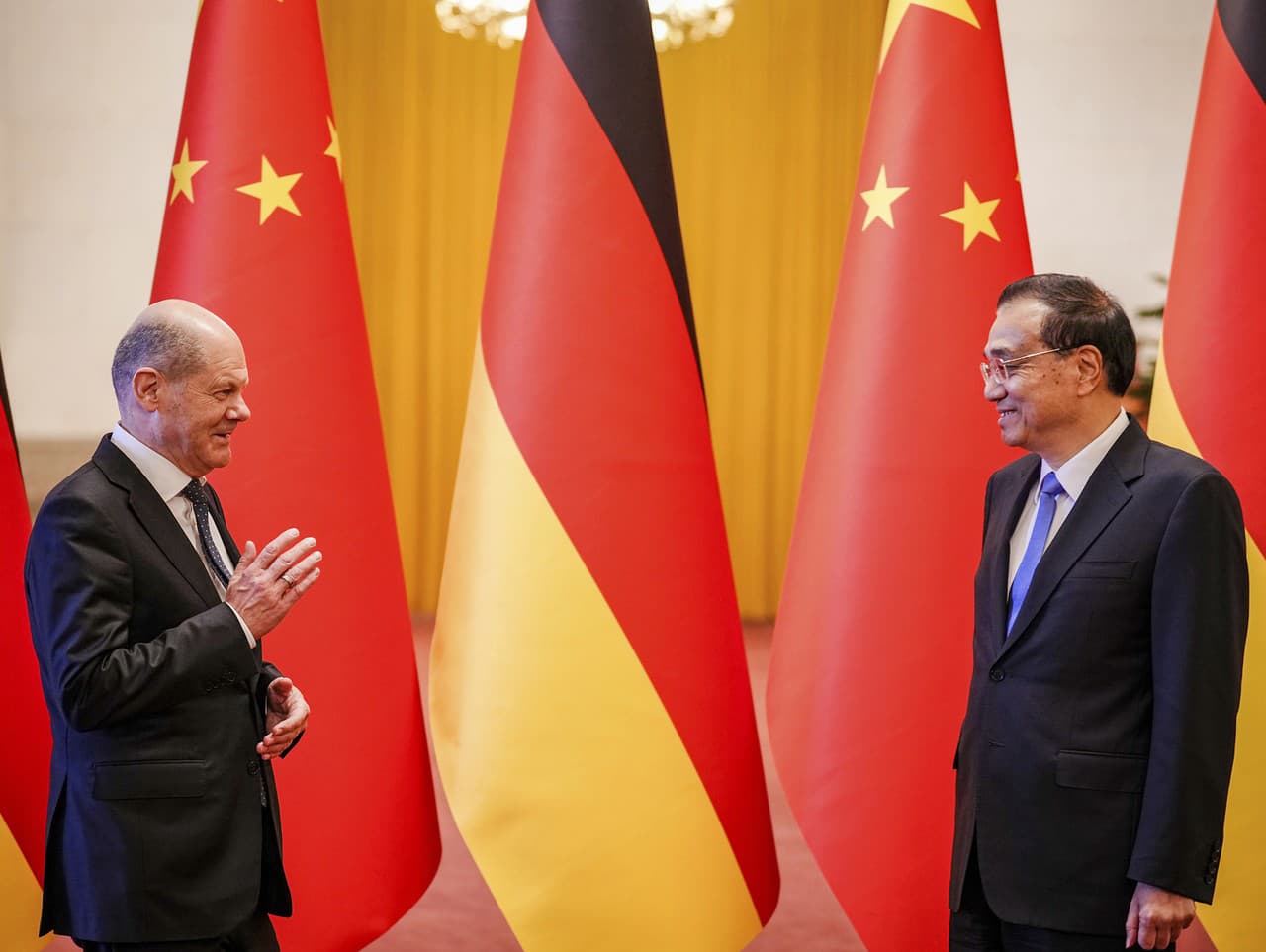 Nemecký kancelár Olaf Scholz s premiérom Li Kche-čchiangom