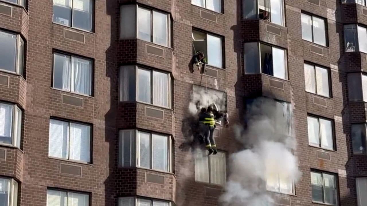 Newyorskí hasiči pomáhajúci obyvateľom budovy