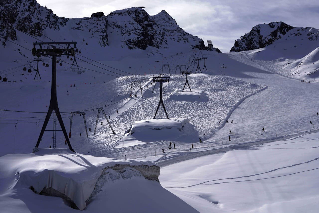 Lyžiari na ľadovci Stubai v lyžiarskom stredisku v rakúskom Tirolsku v nedeľu 6. novembra 2022.