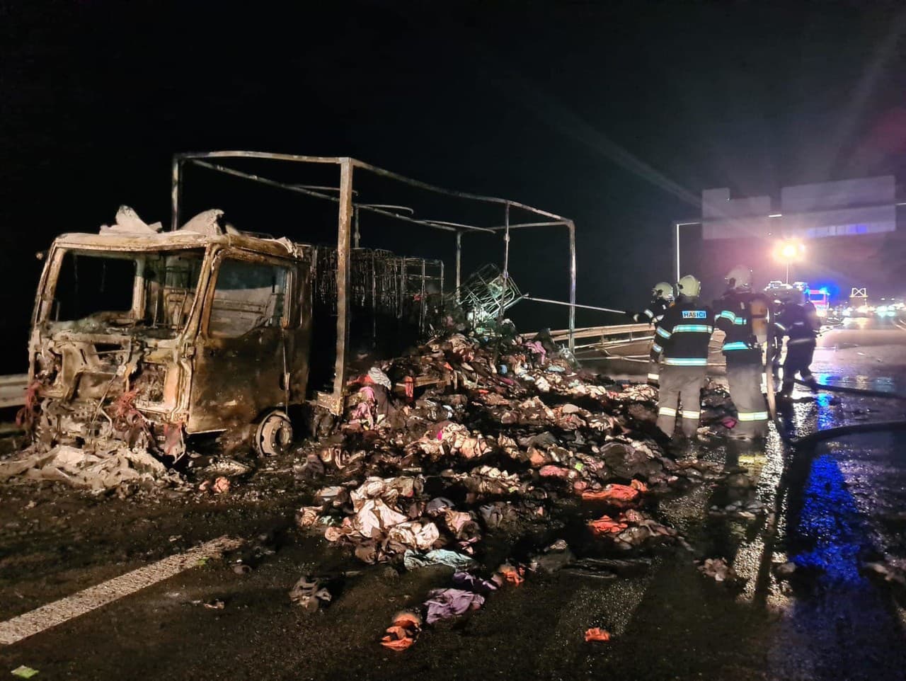Hasiči zasahujú pri požiari nákladného auta na R1 pri obci Čaradice