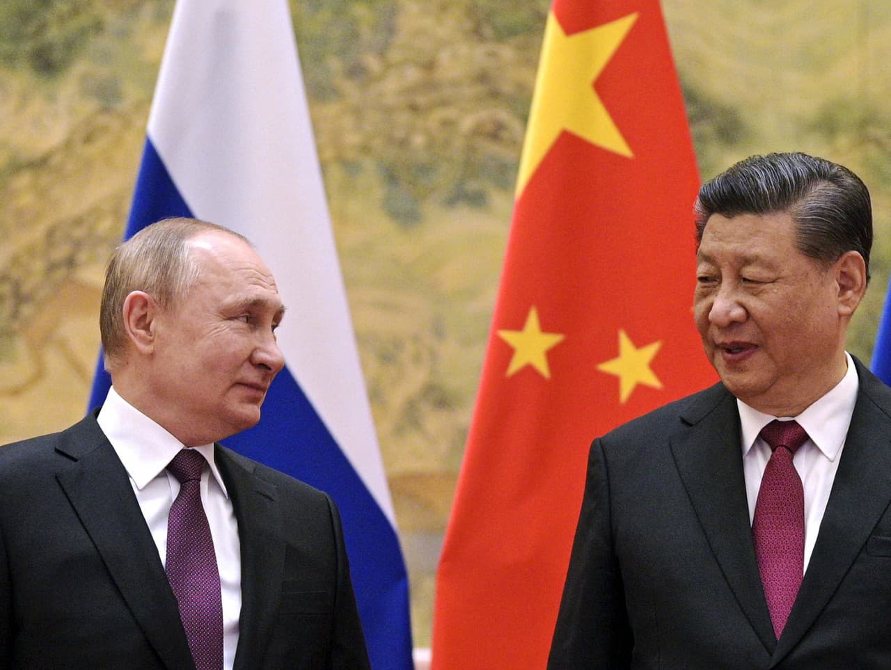 Na archívnej snímke zo 4. februára 2022 čínsky prezident Si Ťin-pching (vpravo) a ruský prezident Vladimir Putin sa rozprávajú počas stretnutia v Pekingu.
