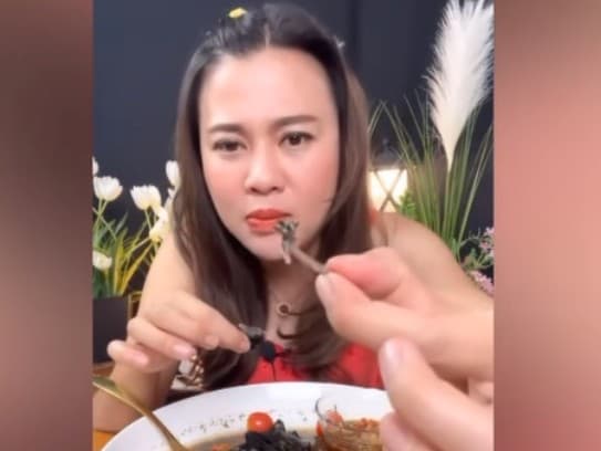 Thajská vlogerka netušila, čoho sa pri jedení polievky dopúšťa. 
