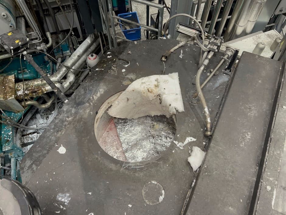 Elektrikár spadol do tejto pece s hliníkom s teplotou 720 stupňov.
