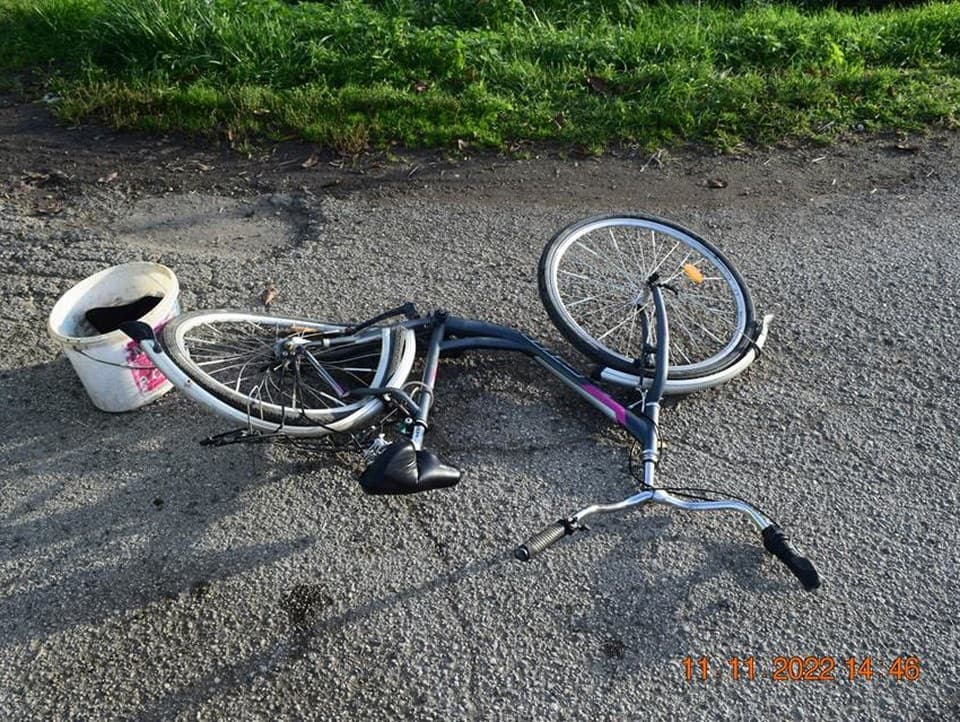 Cyklistka skončila pod kolesami auta.