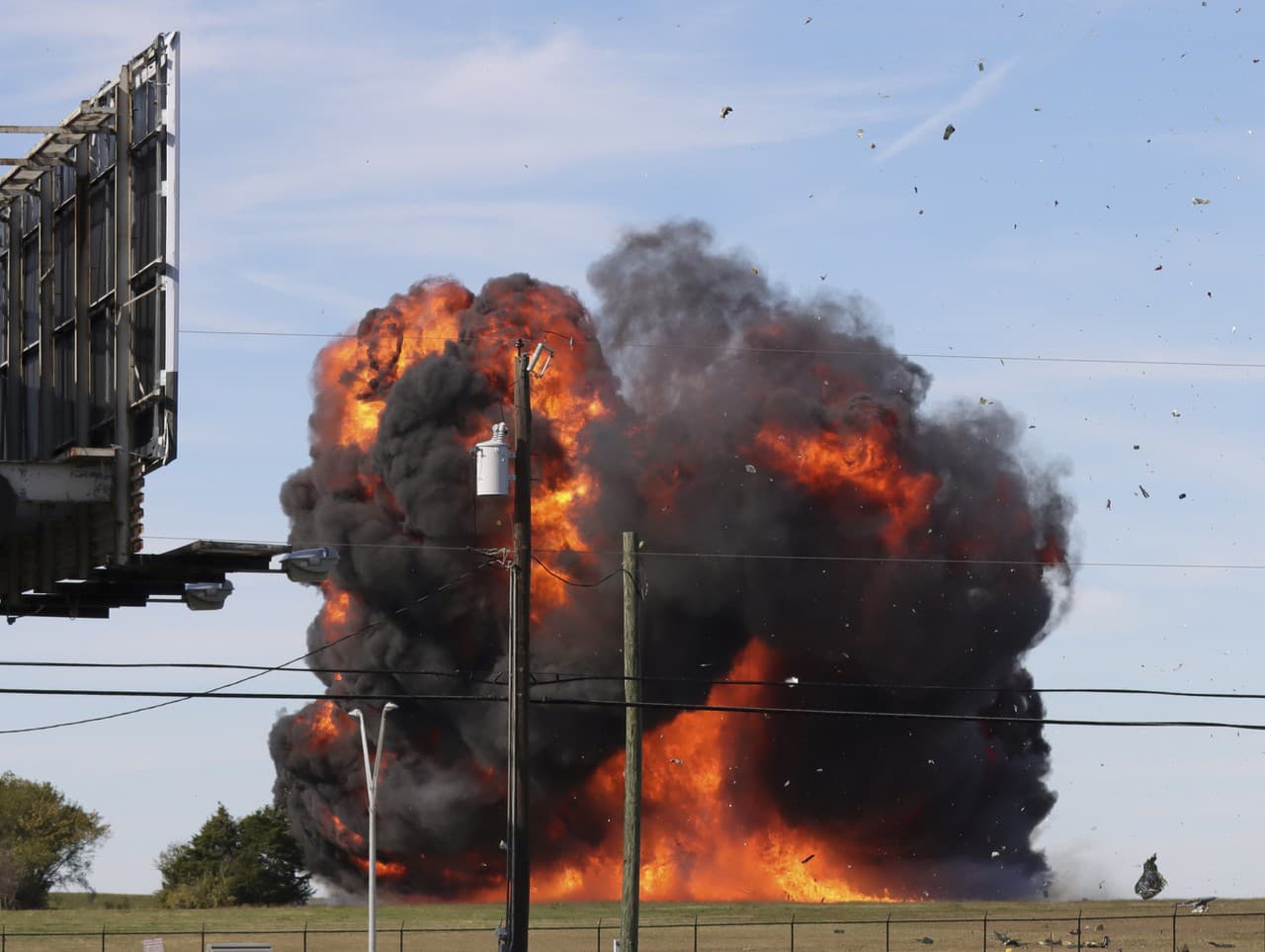 Výbuch dvoch historických lietadiel v Dallase