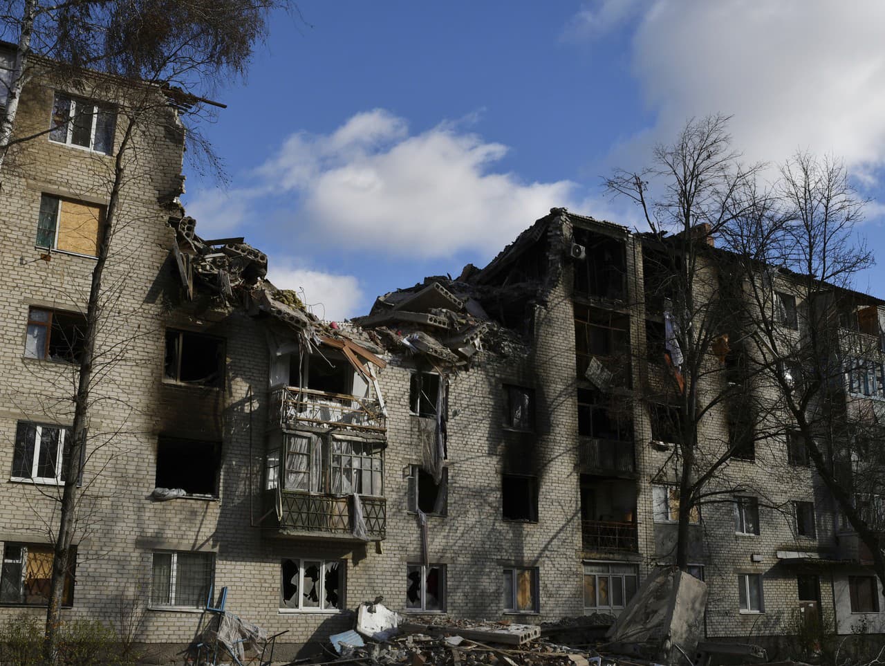 Pohľad na zničenú budovu v meste Sviatohirsk
