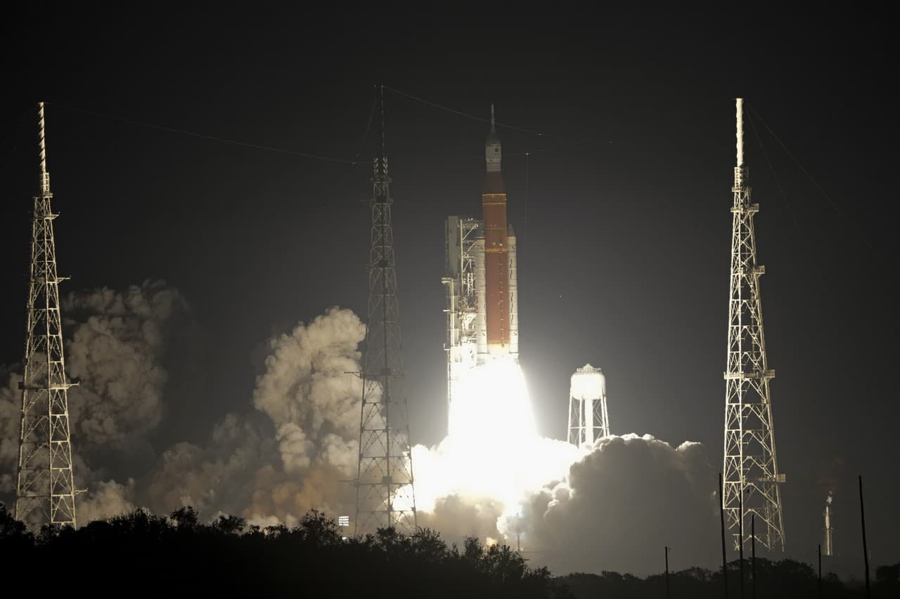 Raketové motory nakoniec po odkladoch a technických ťažkostiach zapálili o 7:47 SEČ a vyniesli raketu Space Launch System (SLS) s modulom Orion nad floridský mys Canaveral a ďalej na obežnú dráhu.