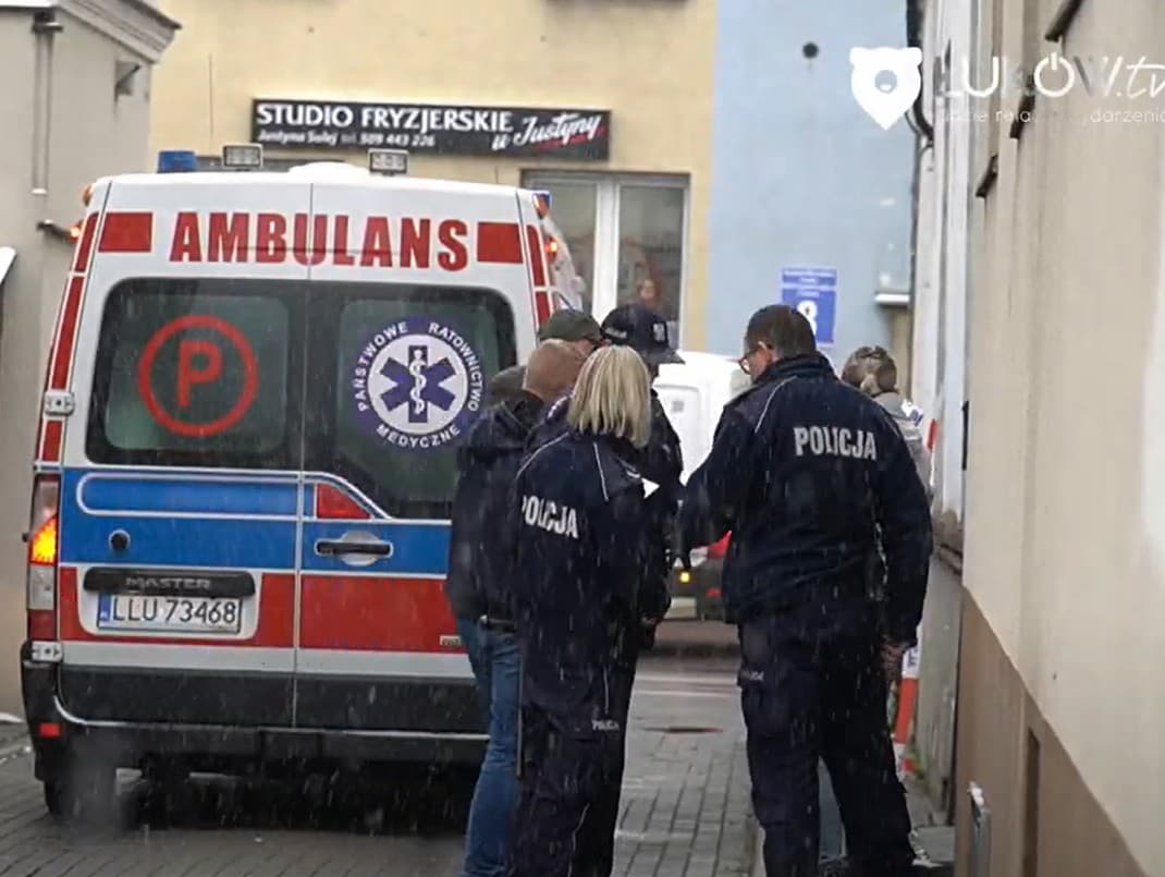 V budove exekútorského úradu v Łukówe došlo k útoku s nožom. 