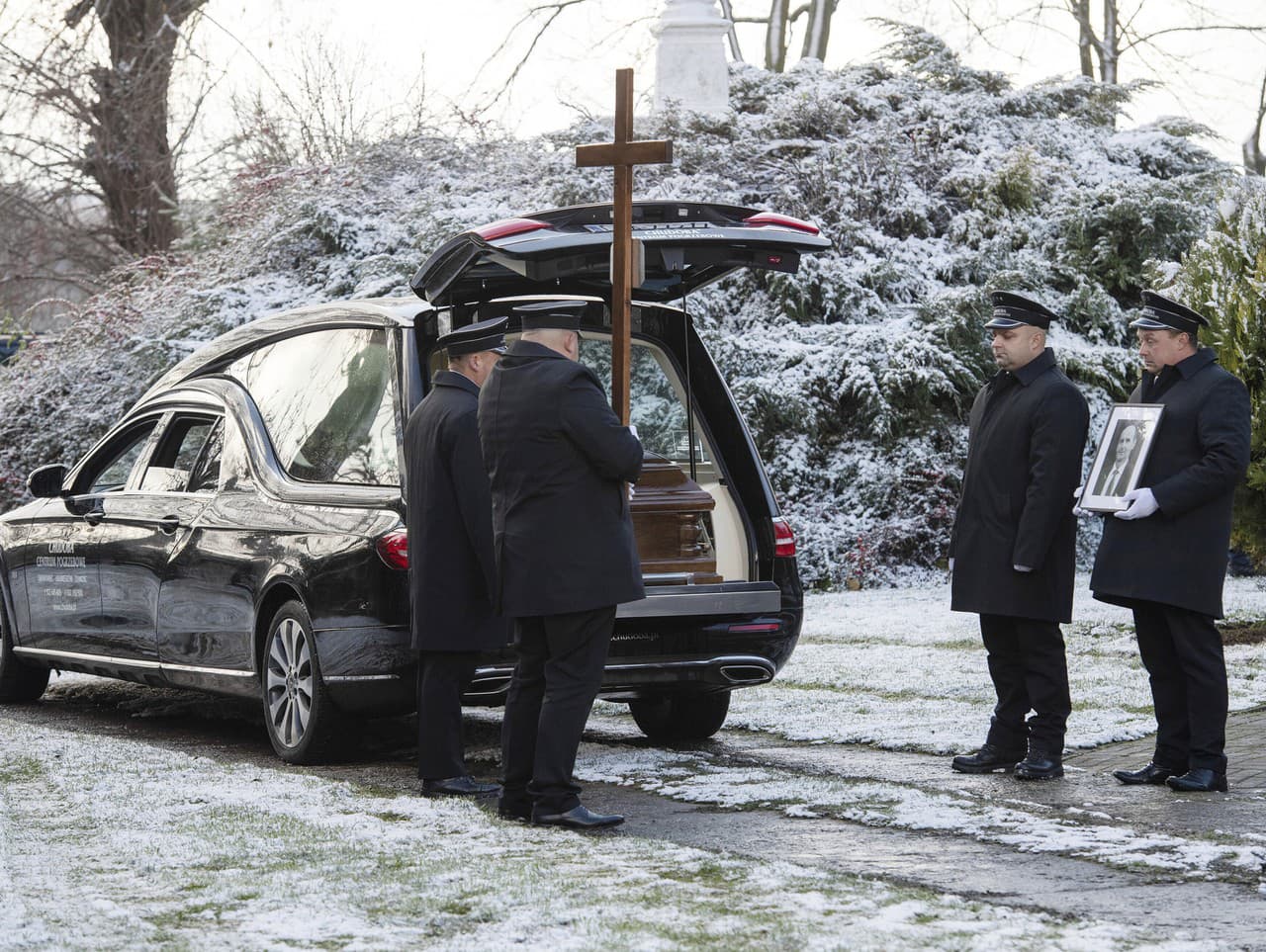 Pohreb prvej obete.