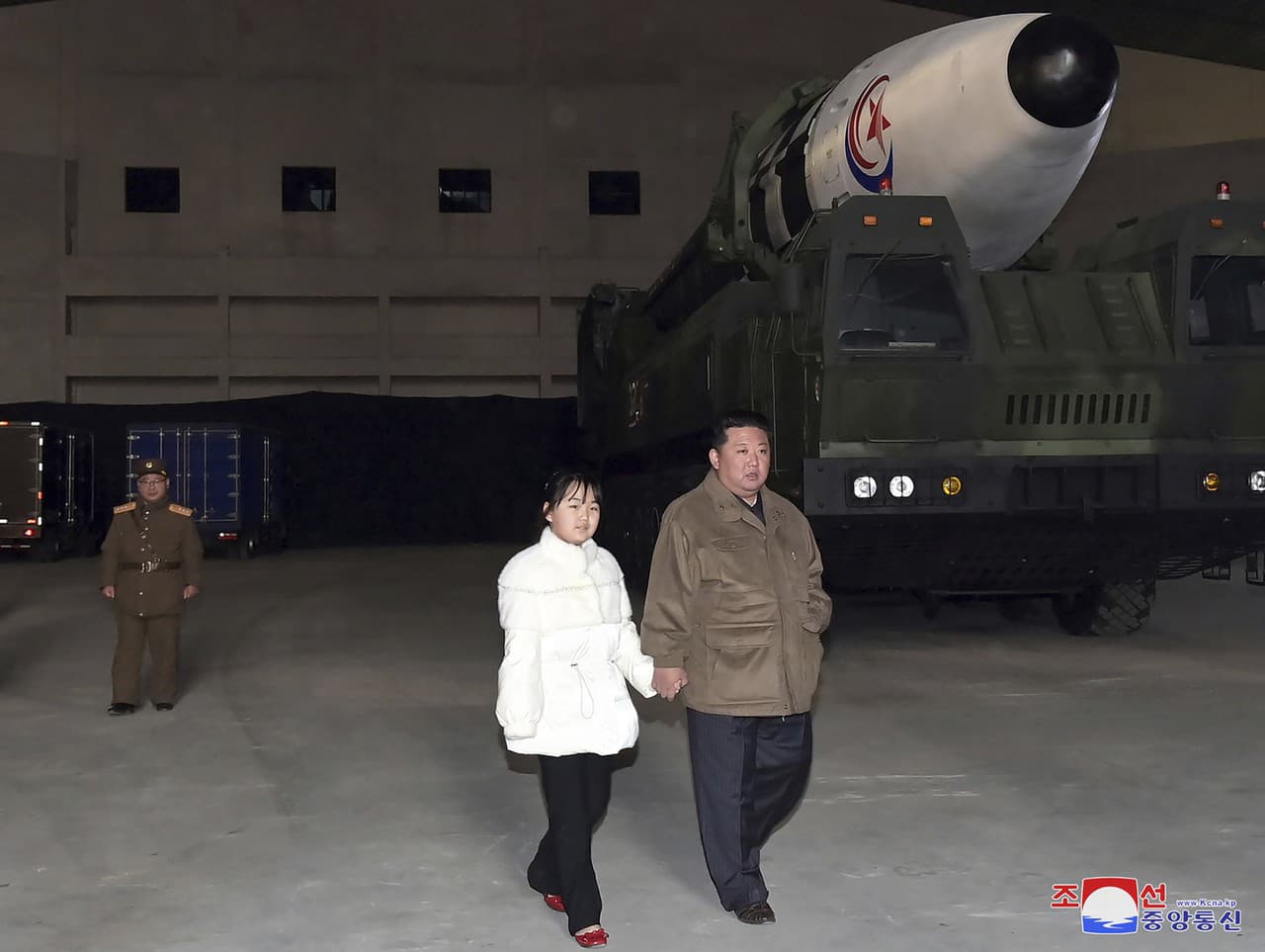 Severokórejský vládca Kim Čong-un na prehliadke jadrovej strely so svojou dcérou Ju Ae. 