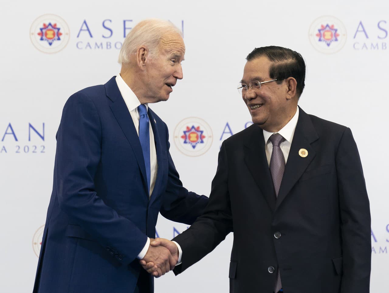 Joe Biden a Kambodžský premiér Hun Sen