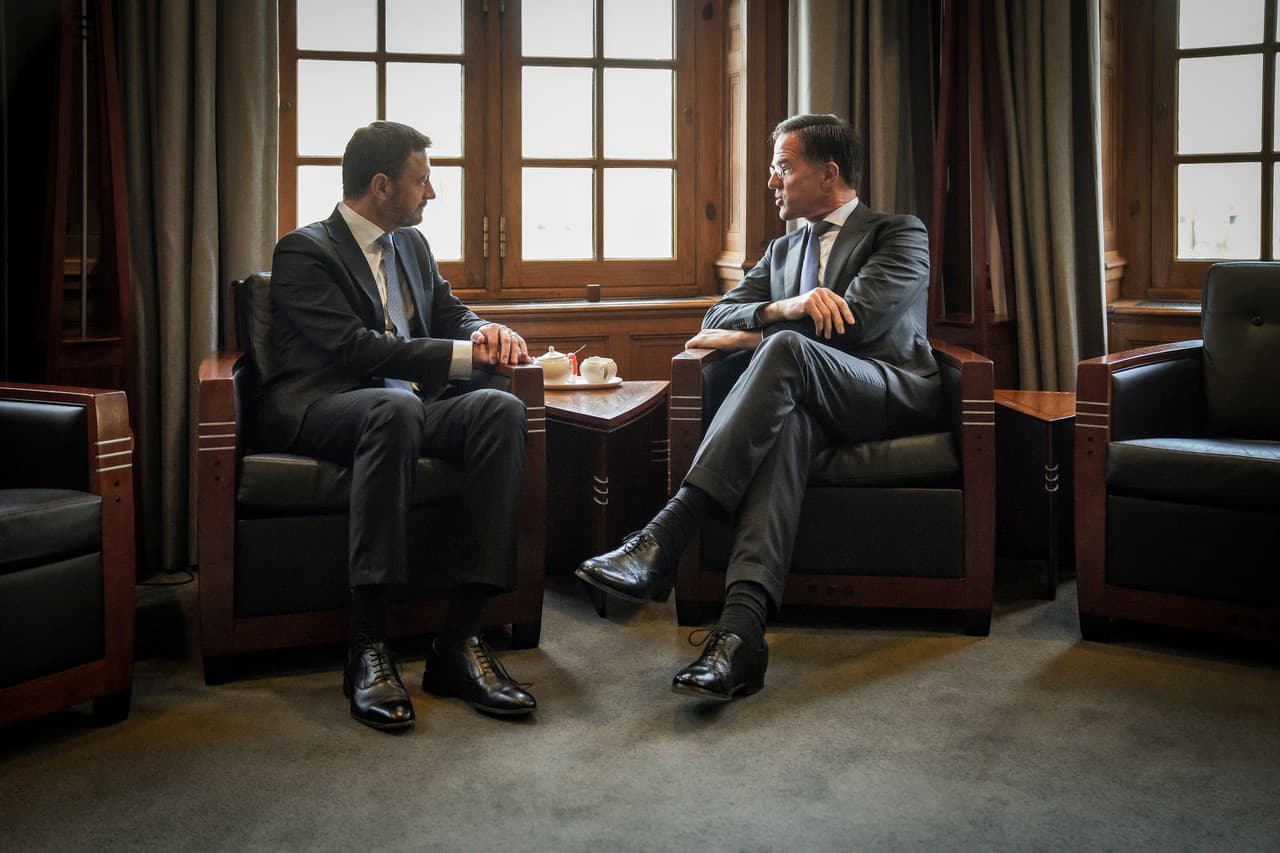 Slovenský premiér Eduard Heger (vľavo) a holandský premiér Mark Rutte diskutujú počas stretnutia v Haagu