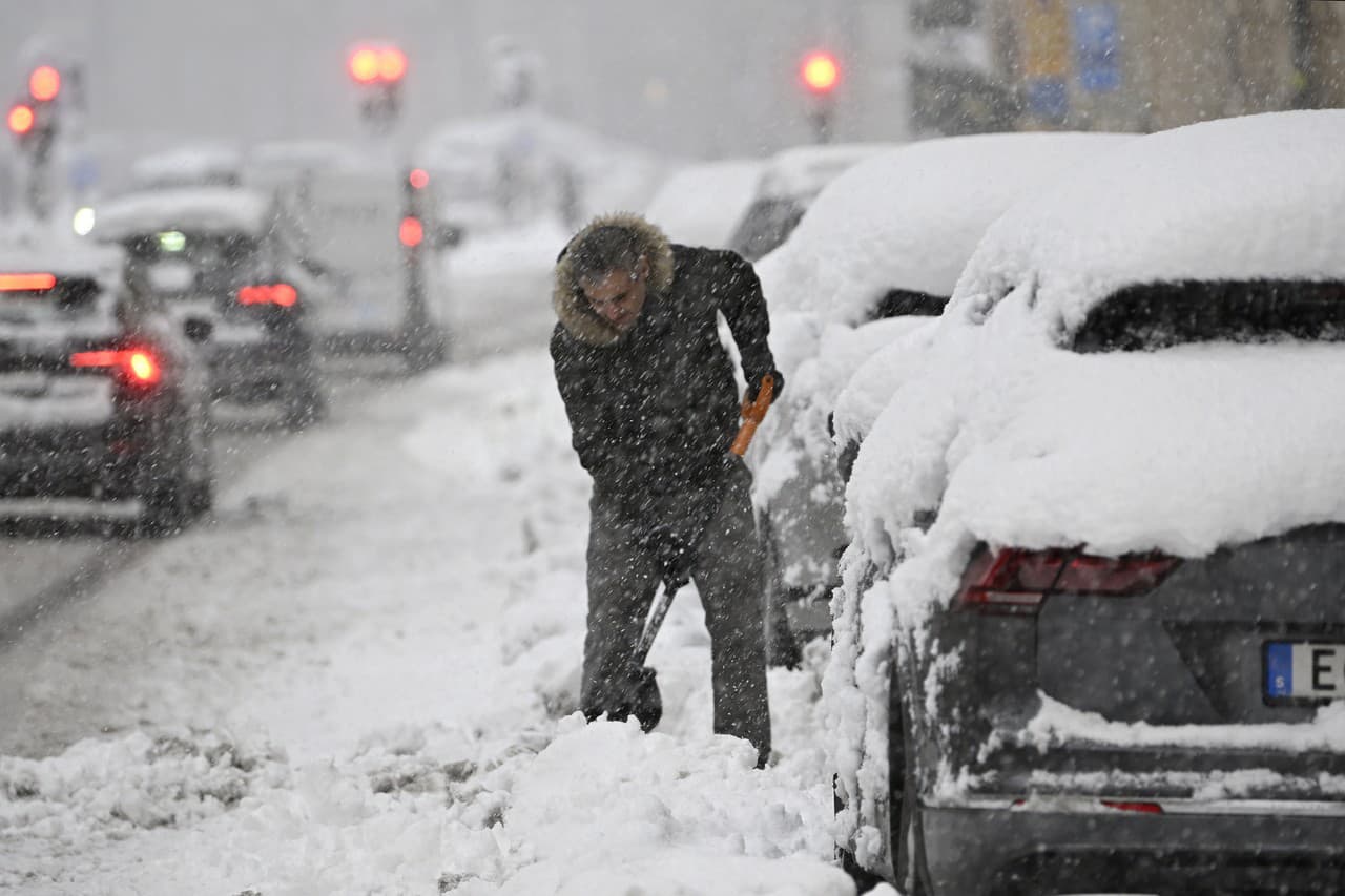Husté sneženie v mnohých oblastiach Švédska skomplikovalo dopravu
