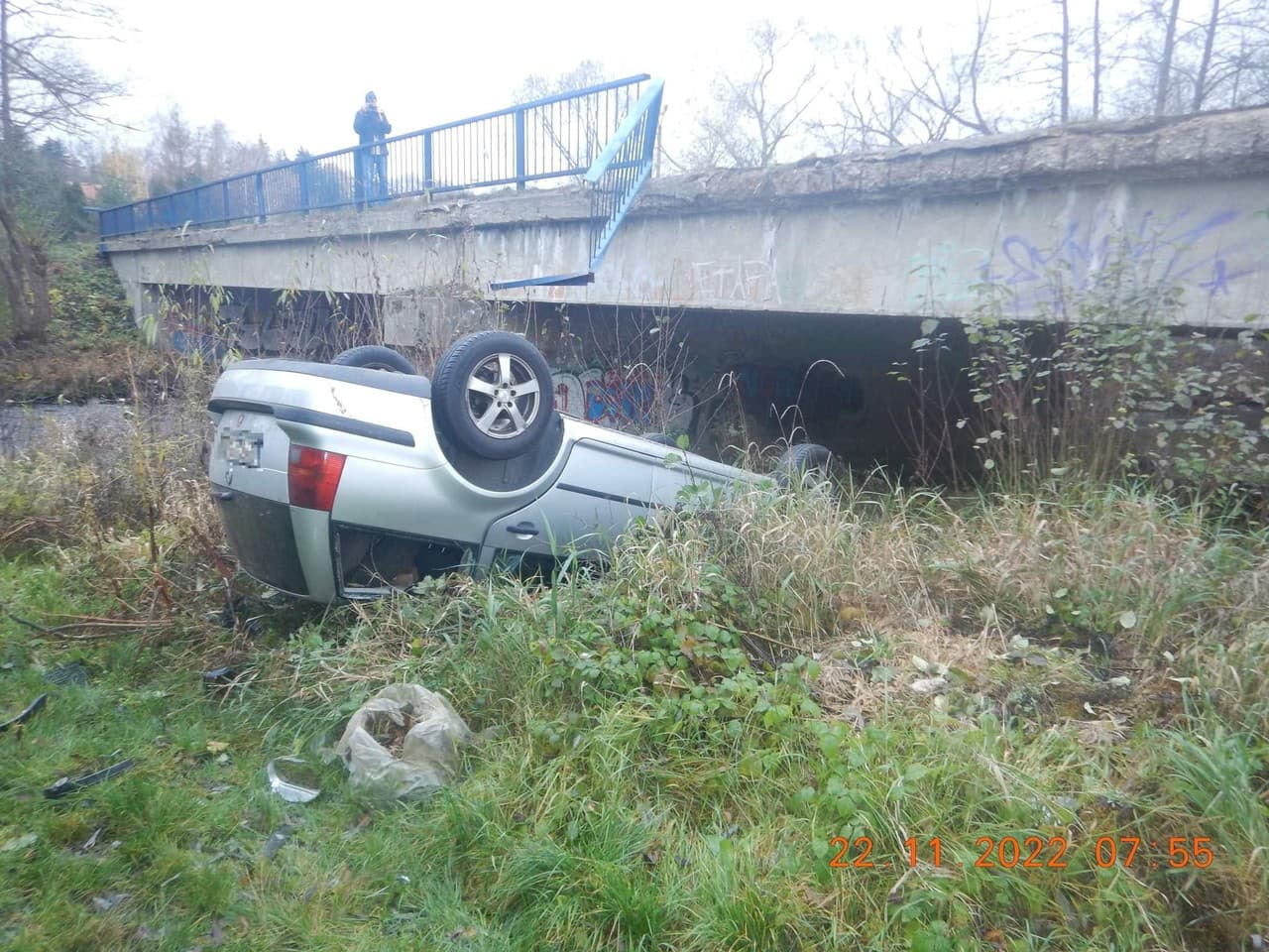 Vodič skončil s prevráteným autom pod mostom