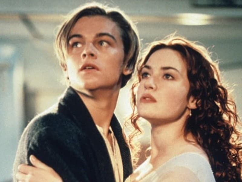 Leonardo DiCaprio a Kate Winslet vo filme Titanic.