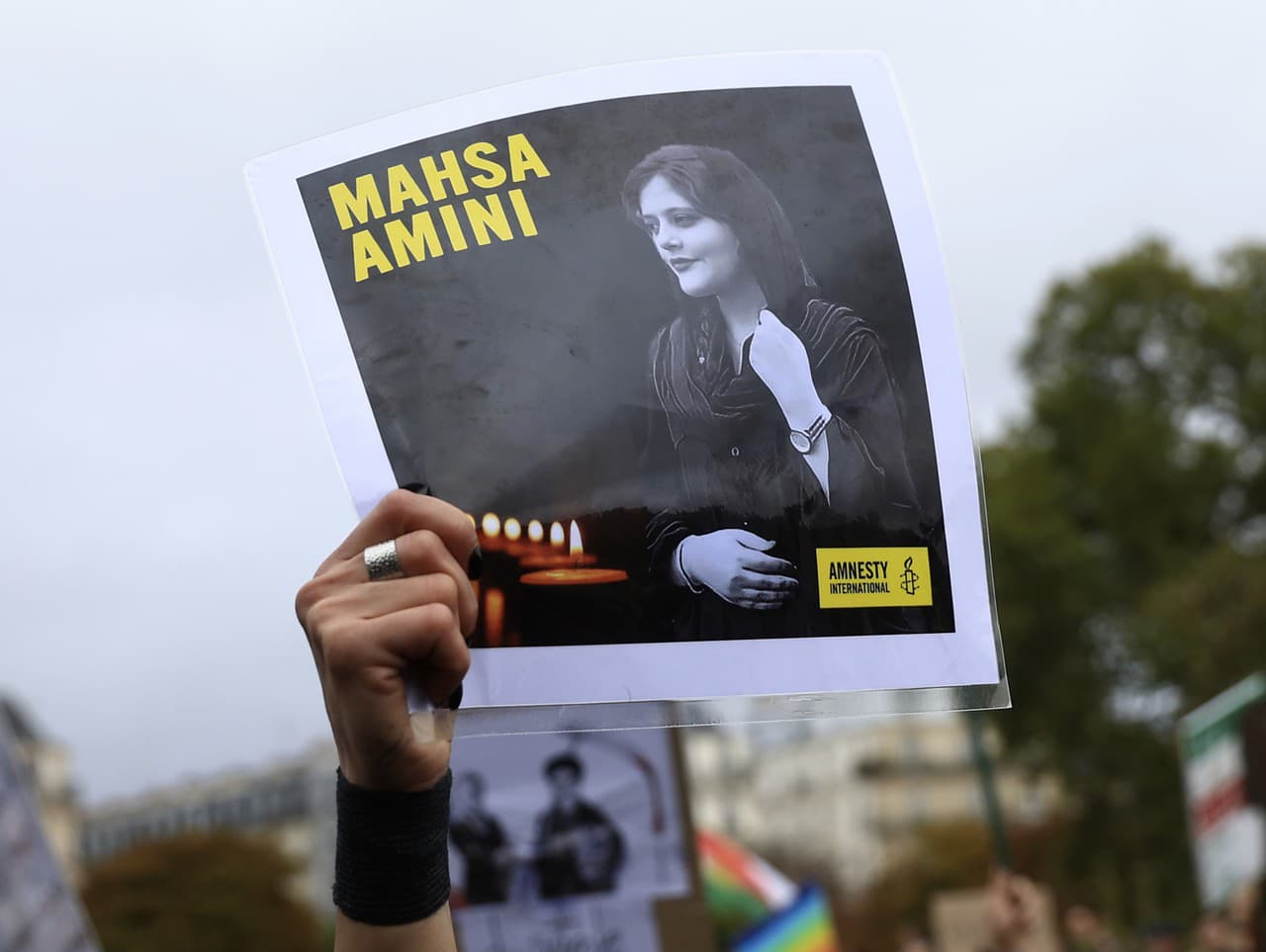 Protesty po smrti mladej Iránky Mahsy Amíníovej