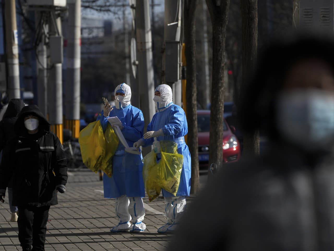 Viac čínskych miest zmiernilo protipandemické opatrenia.