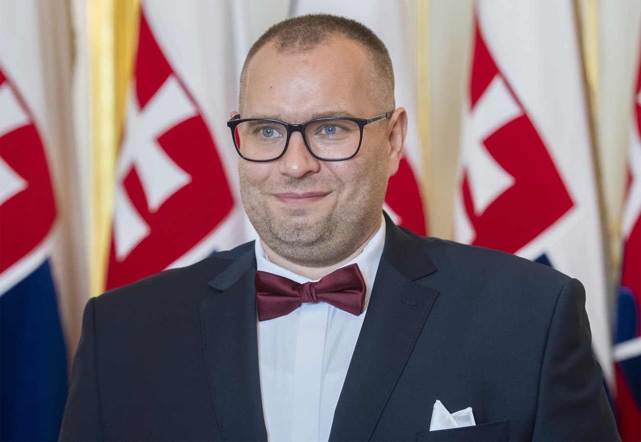 Verejný ochranca práv Róbert Dobrovodský sa ujal funkcie zložením sľubu do rúk predsedu Národnej rady