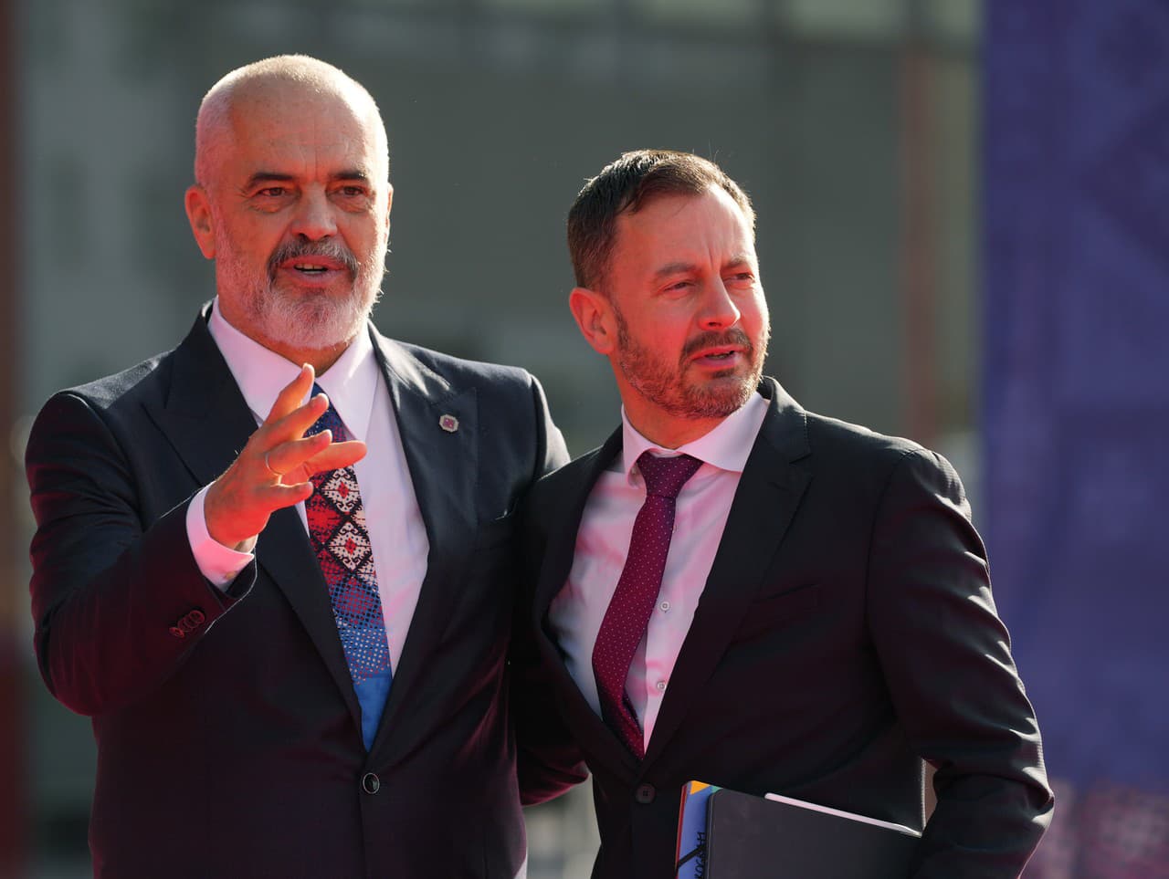 Albánsky premiér Edi Rama (vľavo) víta slovenského premiéra Eduarda Hegera 