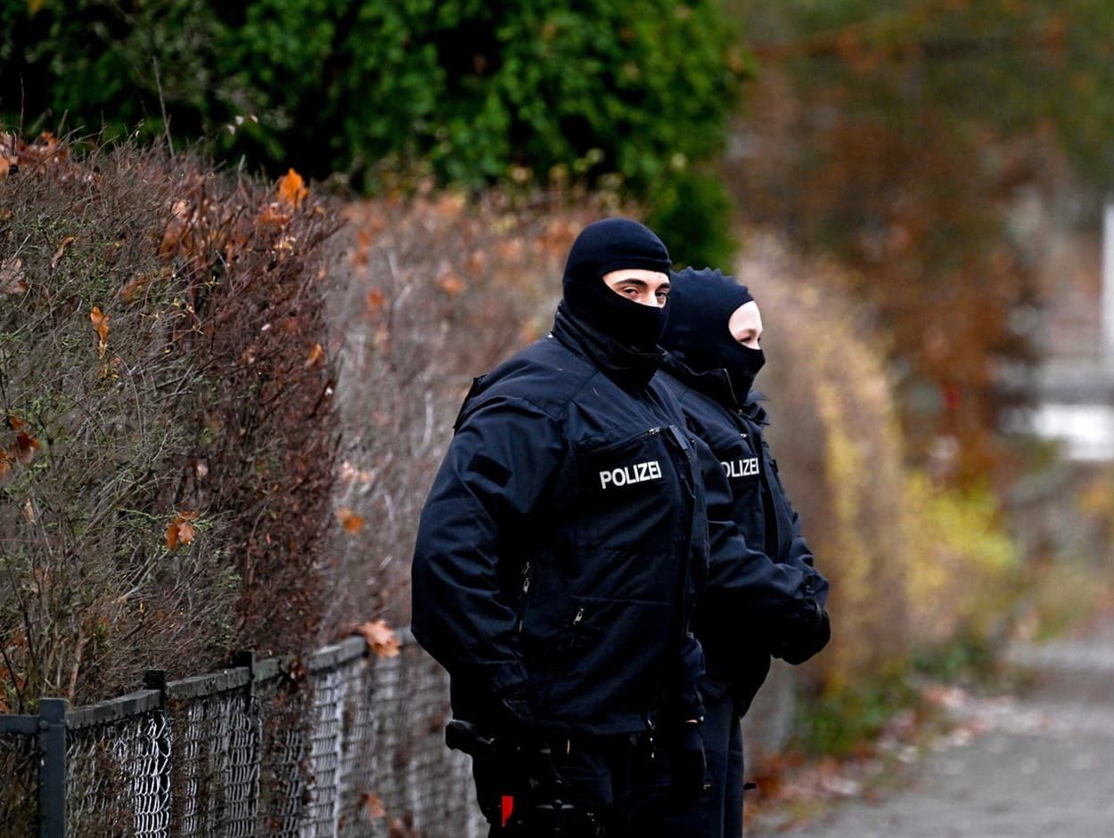 Pri policajných raziách v celom Nemecku zatkli pre podozrenie zo sprisahania s cieľom zvrhnúť vládu 25  ľudí.