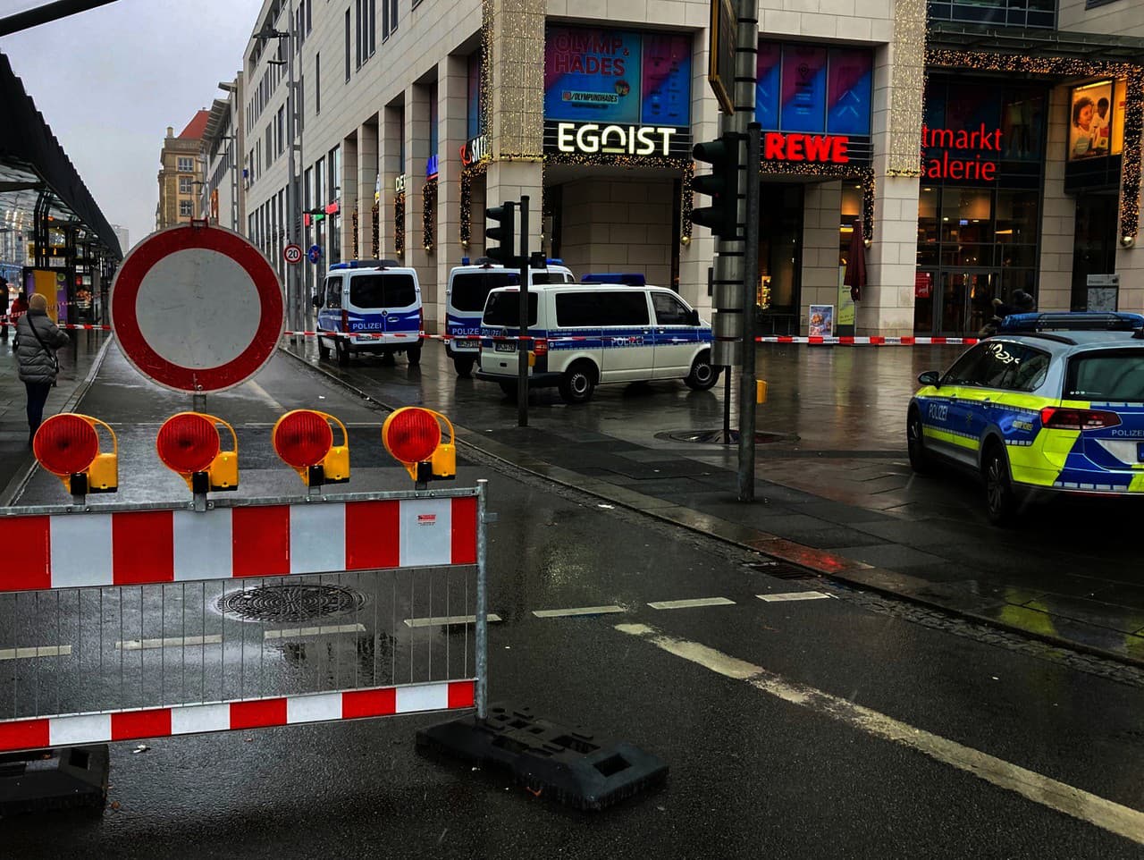 Po rukojemníckej dráme v Drážďanoch sú policajné vozidlá zaparkované okolo ohradeného priestoru v Altmarkt Galerie.