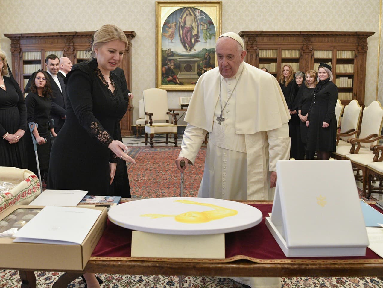 Prezidentka SR Zuzana Čaputová darovala pápežovi obraz, vianočné ozdoby aj tradičné sviatočné pečivo
