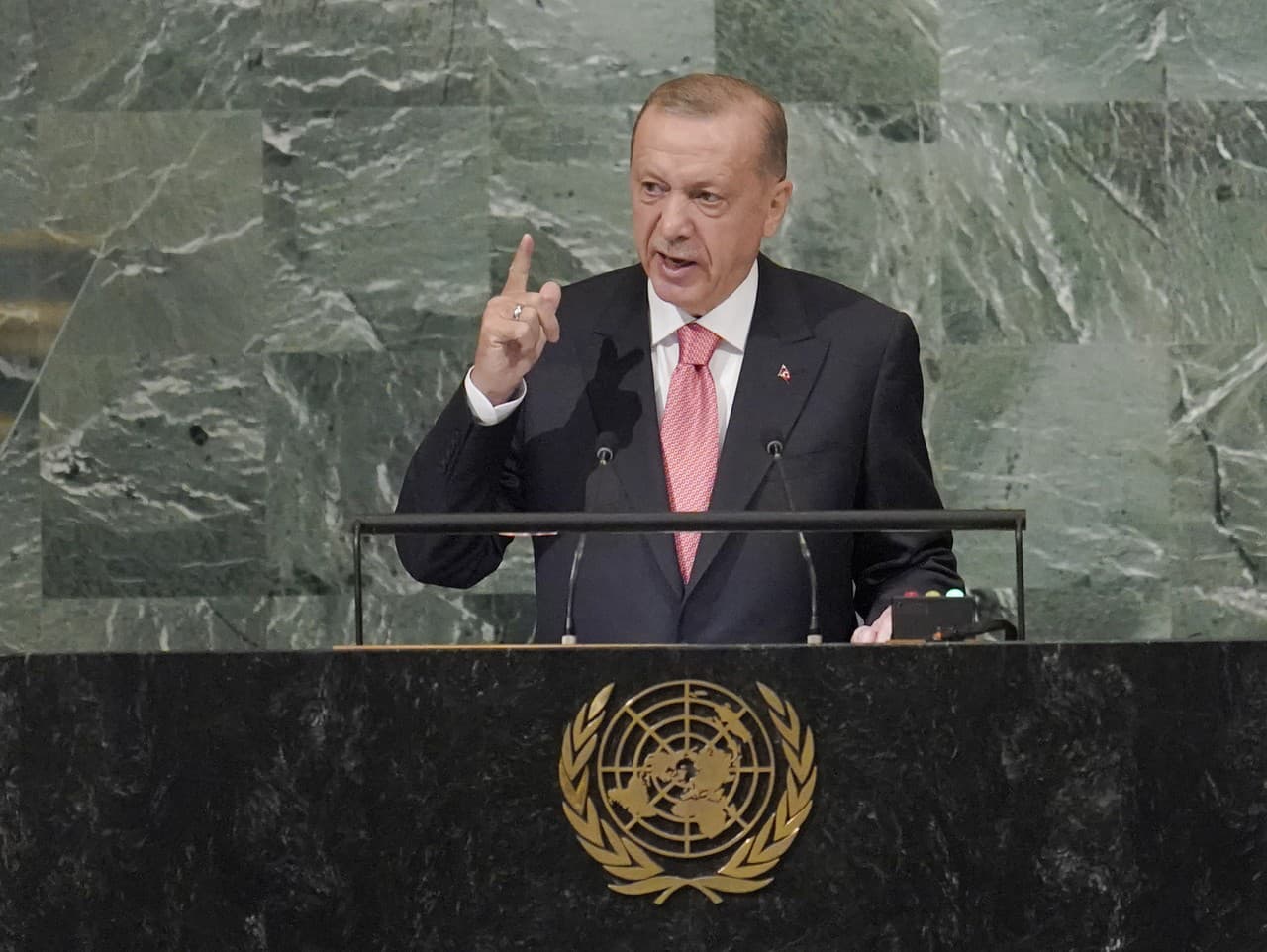 Turecký prezident Recep Tayyip Erdogan sa Aténam nepriamo vyhráža raketovým útokom.