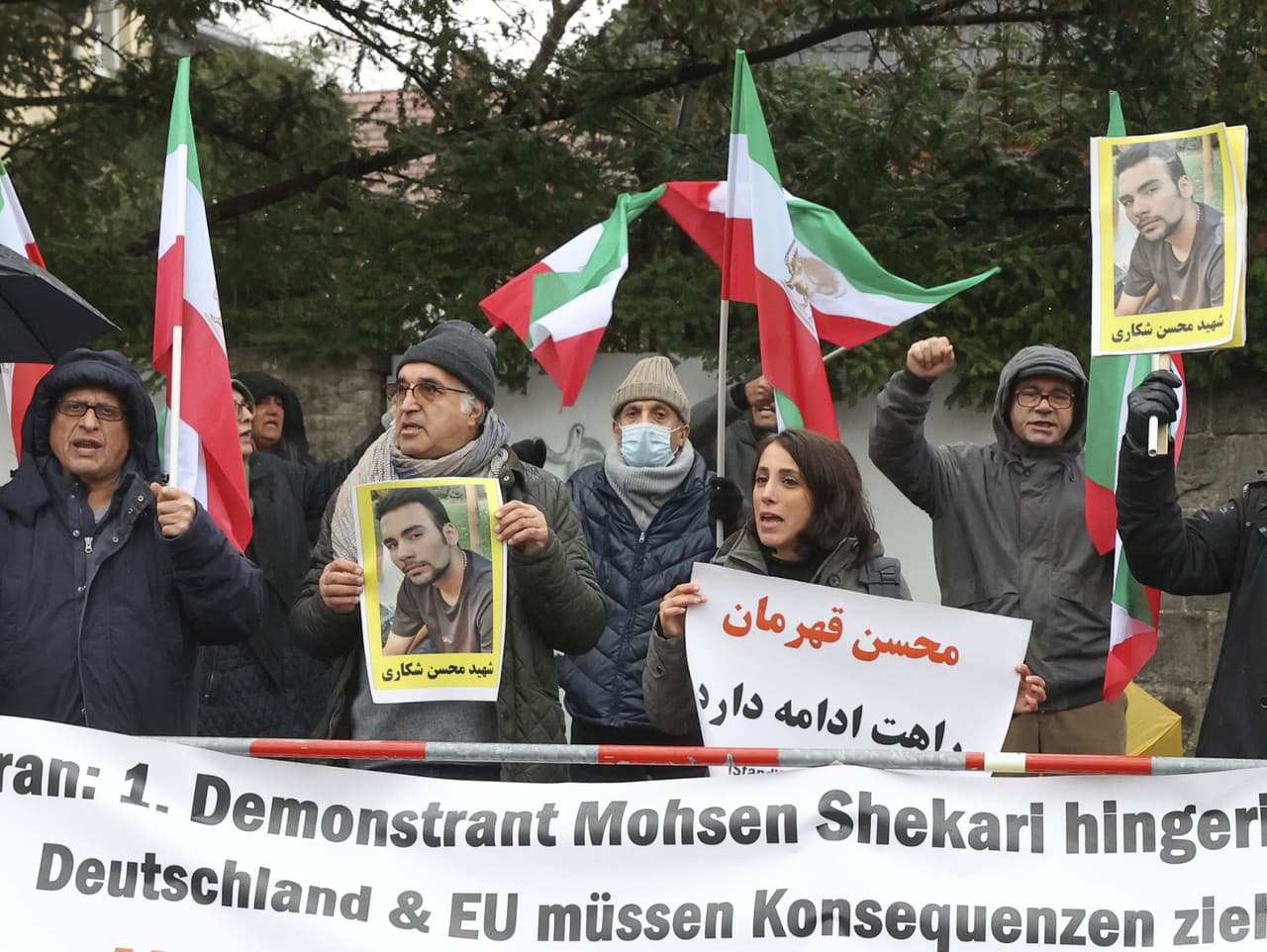 Protestujúci proti poprave Iránca