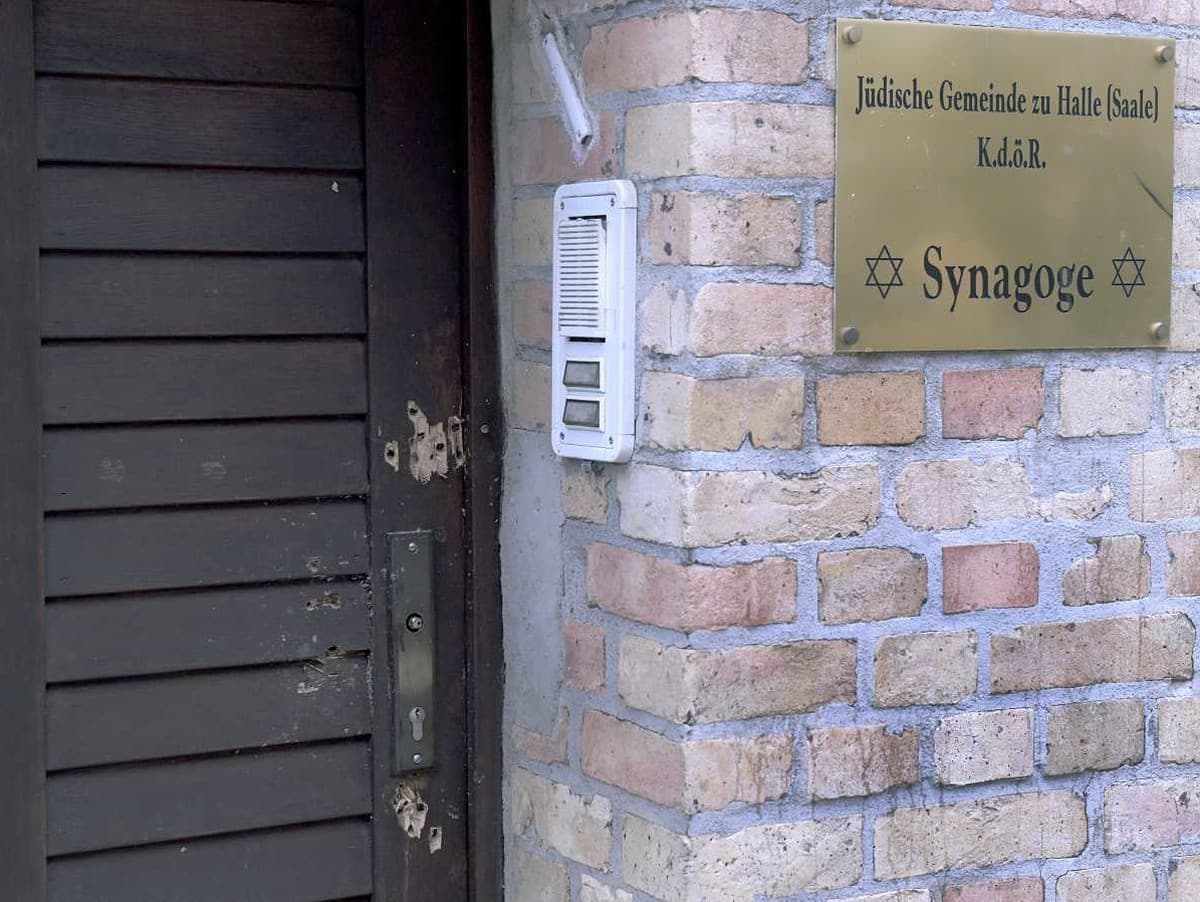 Stopy po streľbe na dverách do synagógy v Halle