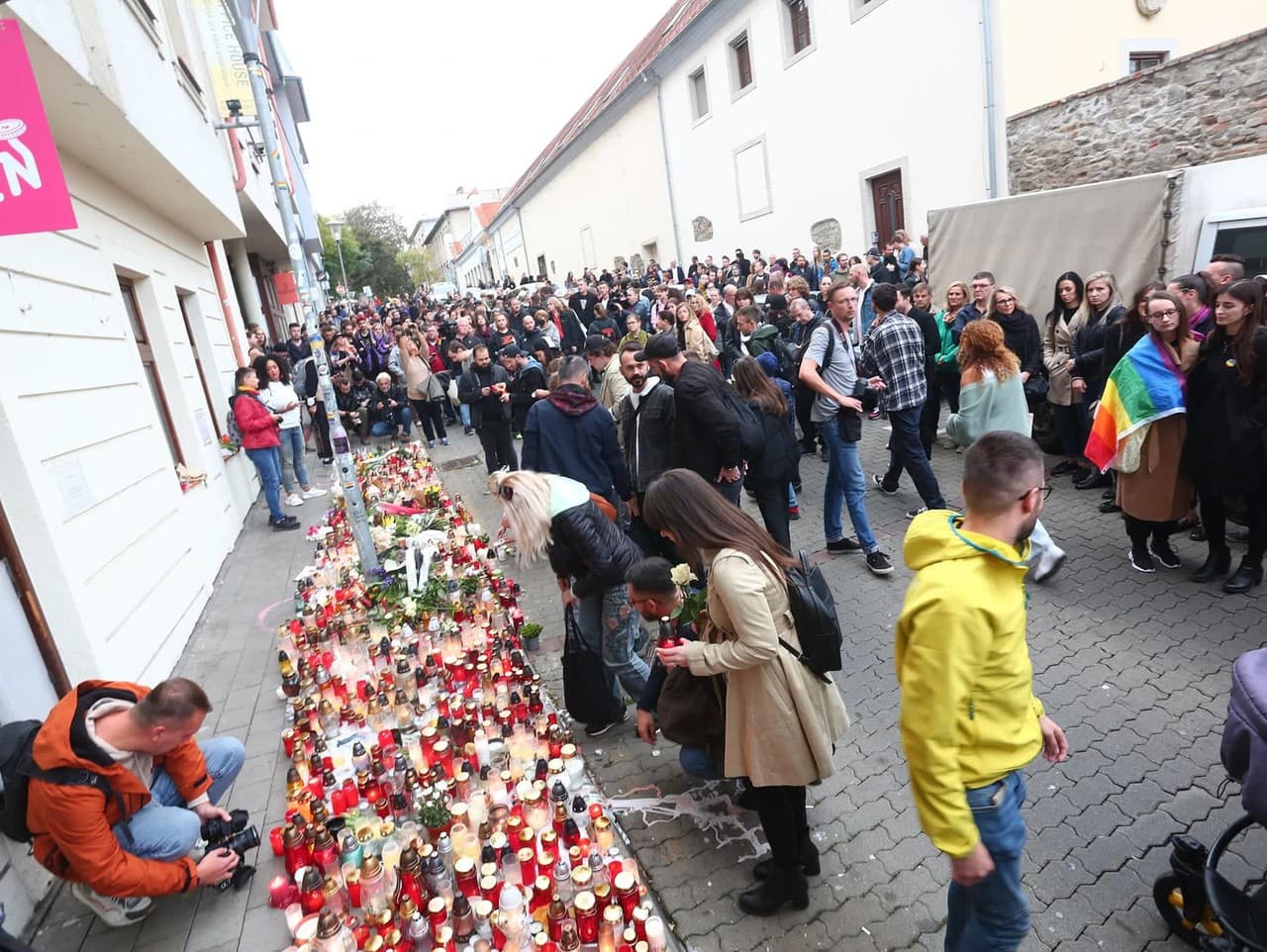 Ľudia prišli zapáliť sviečku na Zámockú ulicu v Bratislave a dať posledné zbohom Jurajovi a Matúšovi