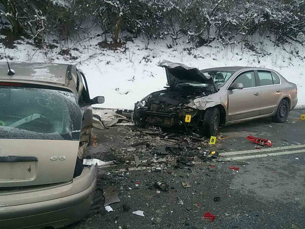 Dopravná nehoda 2 osobných vozidiel