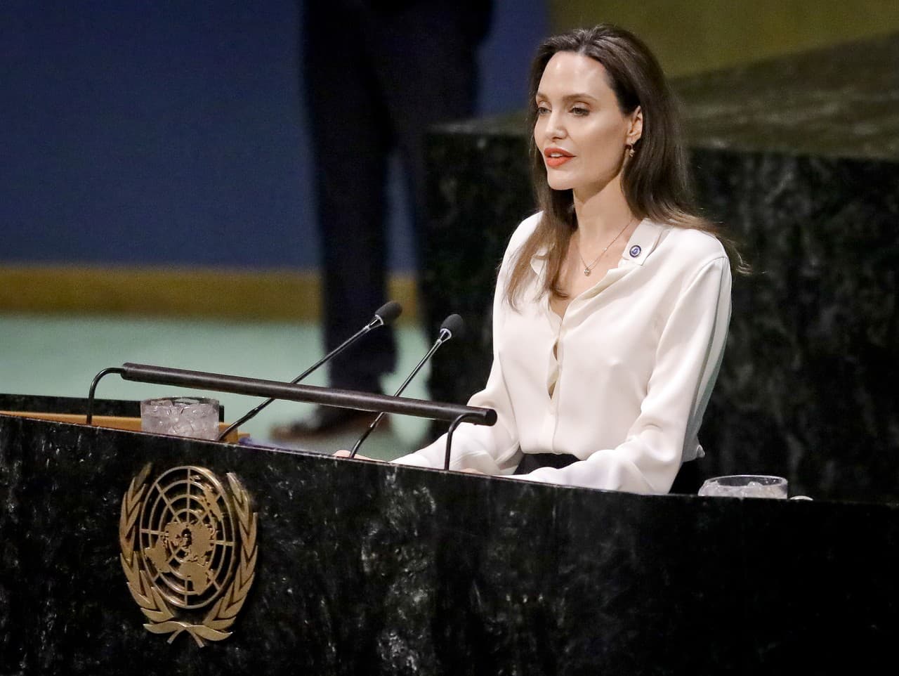 Na archívnej snímke z 29. marca 2019 osobitná vyslankyňa Úradu vysokého komisára OSN pre utečencov (UNHCR) Angelina Jolie hovorí v sídle OSN v New Yorku. 