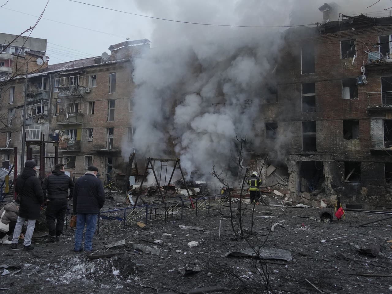 Ľudia na Ukrajine sledujúci zničené budovy po útokoch