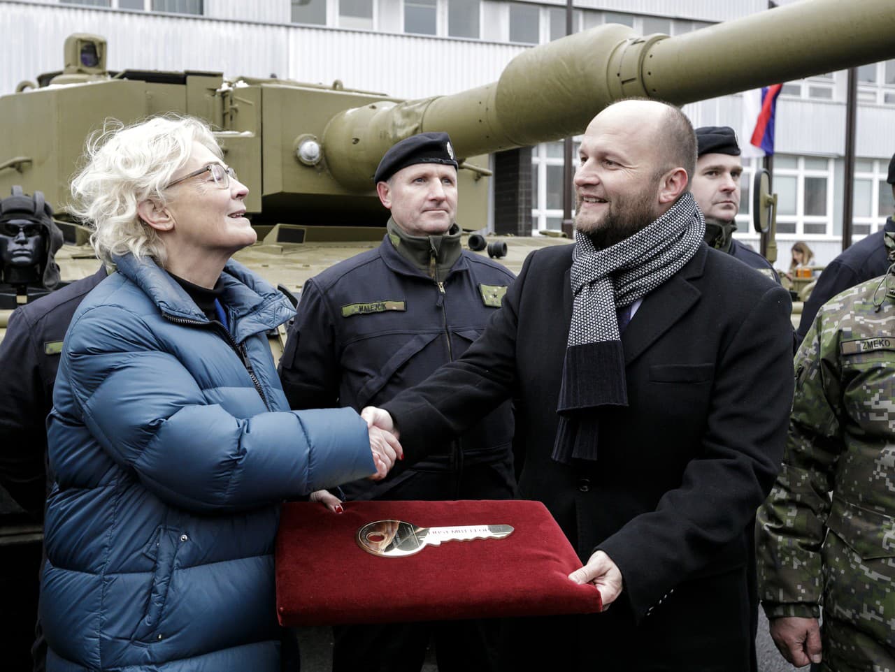 Minister obrany Jaroslav Naď privítal nemeckú kolegyňu Christine Lambrechtovú a symbolicky si prevzal kľúče od tanku Leopard 2A4